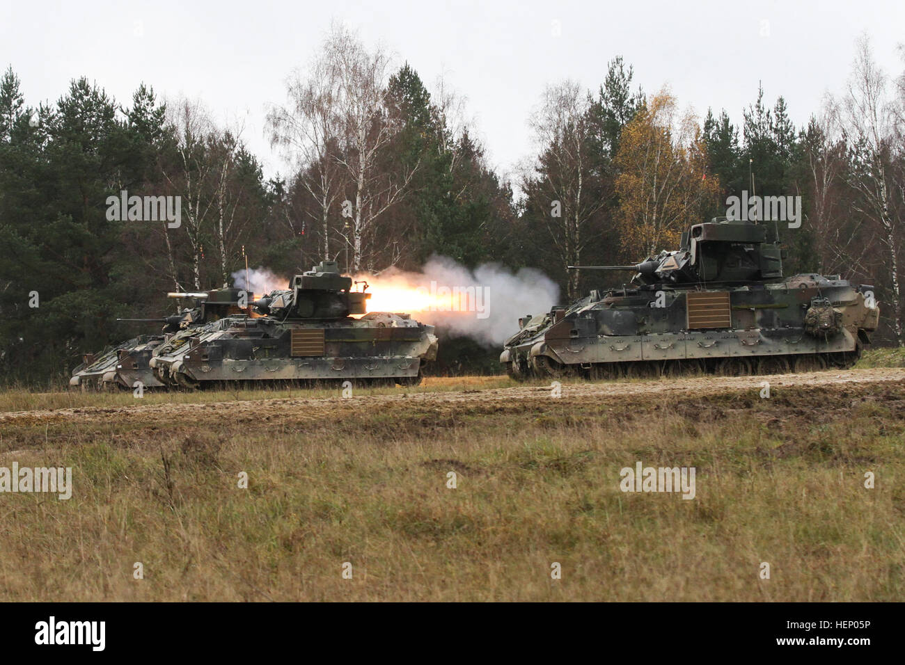 Soldaten von Firma B, 2nd Battalion, 12. Kavallerie-Regiment, 1st Brigade Combat Team, 1. Kavallerie-Division Feuer der Rohr-ins Leben gerufen, optisch verfolgt, Wire-guided Missile System (TOW) in Grafenwöhr, Deutschland, 20 November während der Lebensfeuer Teil der multinationalen Übung lösen III kombiniert. (US Army Foto von Captain John Farmer, 1. BCT, 1. CD Public Affairs) Rakete hinunter Bereich 141120-A-SJ786-072 Stockfoto