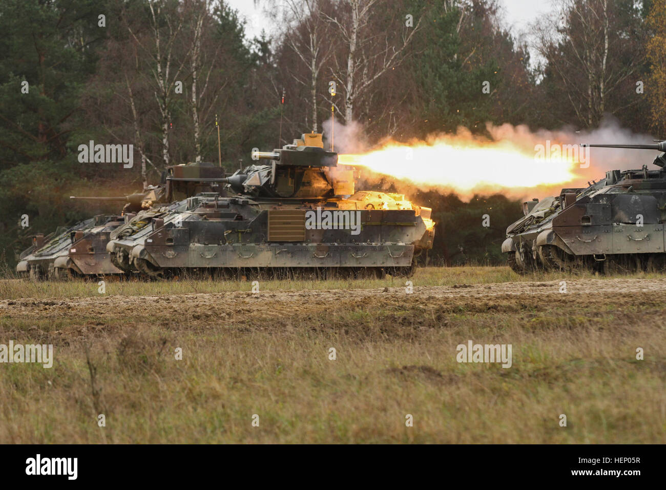 Soldaten von Firma B, 2nd Battalion, 12. Kavallerie-Regiment, 1st Brigade Combat Team, 1. Kavallerie-Division Feuer der Rohr-ins Leben gerufen, optisch verfolgt, Wire-guided Missile System (TOW) in Grafenwöhr, Deutschland, 20 November während der Lebensfeuer Teil der multinationalen Übung lösen III kombiniert. (US Army Foto von Captain John Farmer, 1. BCT, 1. CD Public Affairs) Rakete auf dem Weg 141120-A-SJ786-088 Stockfoto