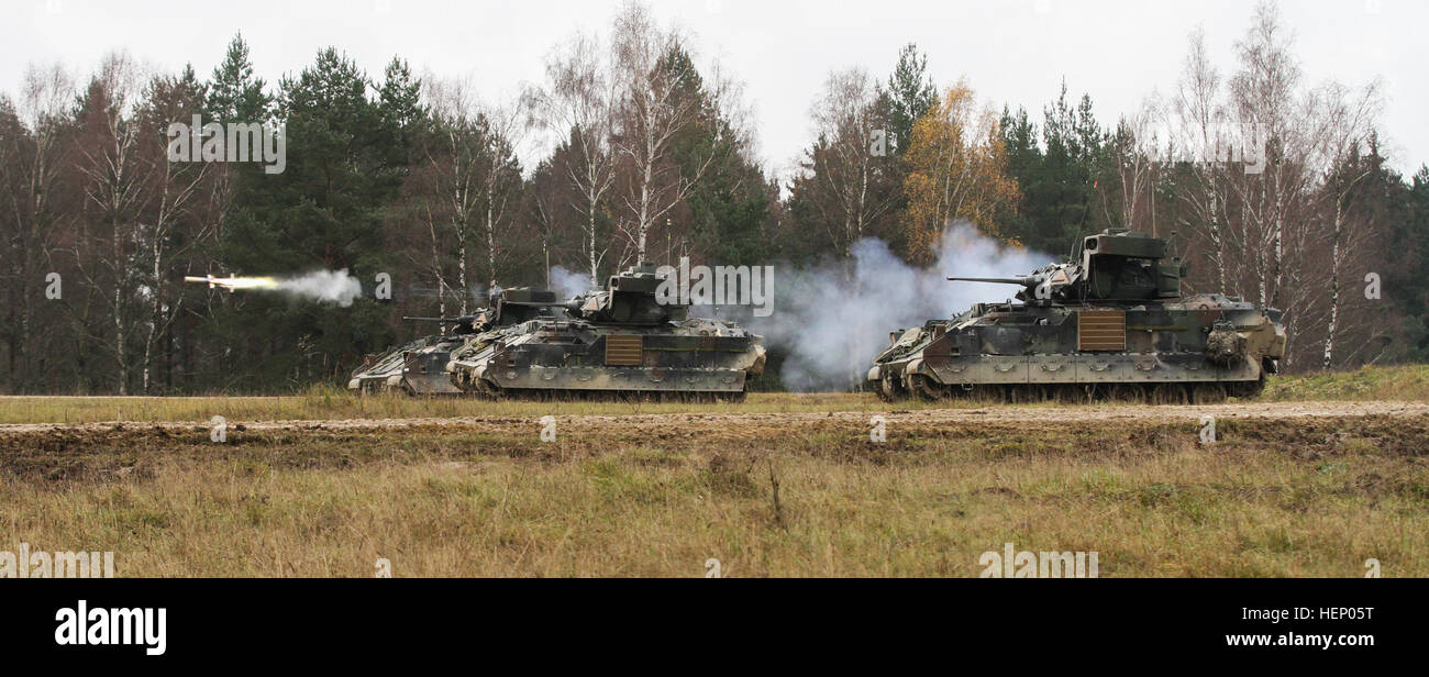 Soldaten von Firma B, 2nd Battalion, 12. Kavallerie-Regiment, 1st Brigade Combat Team, 1. Kavallerie-Division Feuer der Rohr-ins Leben gerufen, optisch verfolgt, Wire-guided Missile System (TOW) in Grafenwöhr, Deutschland, 20 November während der Lebensfeuer Teil der multinationalen Übung lösen III kombiniert. (US Army Foto von Captain John Farmer, 1. BCT, 1. CD Public Affairs) Rakete Screamin ' Reihe 141120-A-SJ786-103 Stockfoto