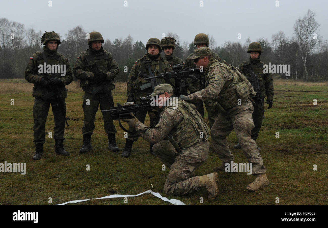 SPC. Andrew Raines, Infanterist von Phenix City, Ala., und Sergeant Chris Casey, einem Squad-Leader aus North Baltimore, Ohio, beide mit Firma A, 2. Bataillon, 8. Kavallerie-Regiment, 1st Brigade Combat Team, 1. Kavallerie-Division, stationiert in Fort Hood, Texas, zeigen Gebäude Abstand Methoden für polnische Soldaten. Das Training wurde speziell zur Unterstützung der Operation Atlantic zu beheben, ein Beweis für unseren kontinuierlichen Einsatz für die kollektive Sicherheit der NATO und Hingabe an den dauerhaften Frieden und Stabilität in der Region, im Hinblick auf die russische Intervention in der Ukraine. (US Army pho Stockfoto