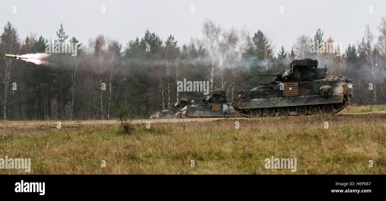 Soldaten von Firma B, 2nd Battalion, 12. Kavallerie-Regiment, 1st Brigade Combat Team, 1. Kavallerie-Division Feuer der Rohr-ins Leben gerufen, optisch verfolgt, Wire-guided Missile System (TOW) in Grafenwöhr, Deutschland, 20 November während der Lebensfeuer Teil der multinationalen Übung lösen III kombiniert. (US Army Foto von Captain John Farmer, 1. BCT, 1. CD Public Affairs) Auf dem Weg! 141120-A-SJ786-009 Stockfoto