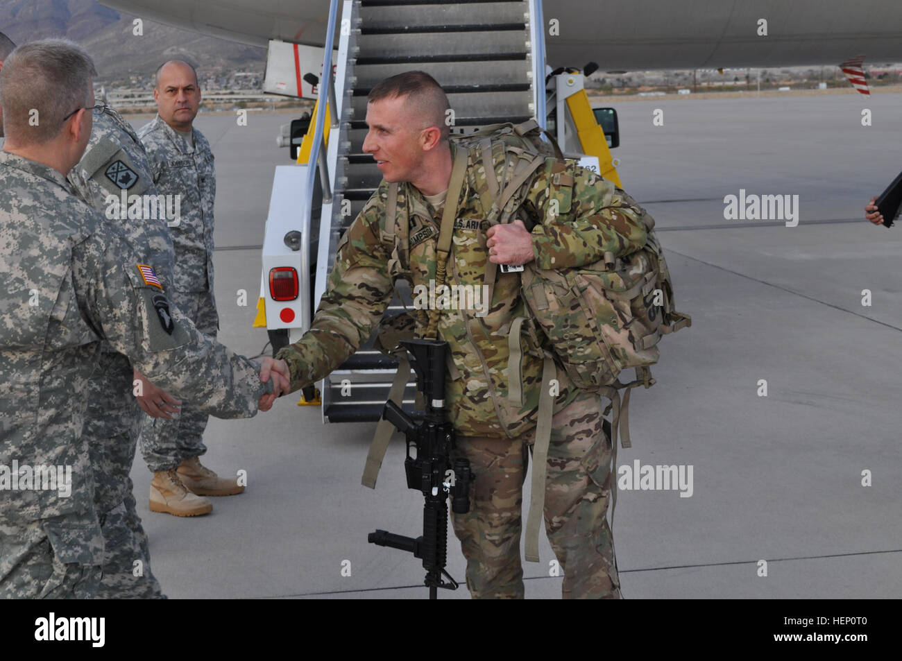 Captain Mitchell Thompson, Center, Kommandant, 269th MP-Unternehmen wird von Oberstleutnant Kevin Ellison, Recht, Kommandant, 2213th Mission Support Battalion, begrüßt, nach der Ankunft am Silas L. Copeland Ankunft Abfahrt Kontrollgruppe in Fort Bliss, Texas Dez. 6. 269th Gesellschaft MP Missionen in Afghanistan, Bahrain, Katar und Vereinigte Arabische Emirate Operation Enduring Freedom abgeschlossen. 269th MP-Unternehmen kehrt aus einzigartigen Einsatz 141206-A-CX902-002 Stockfoto