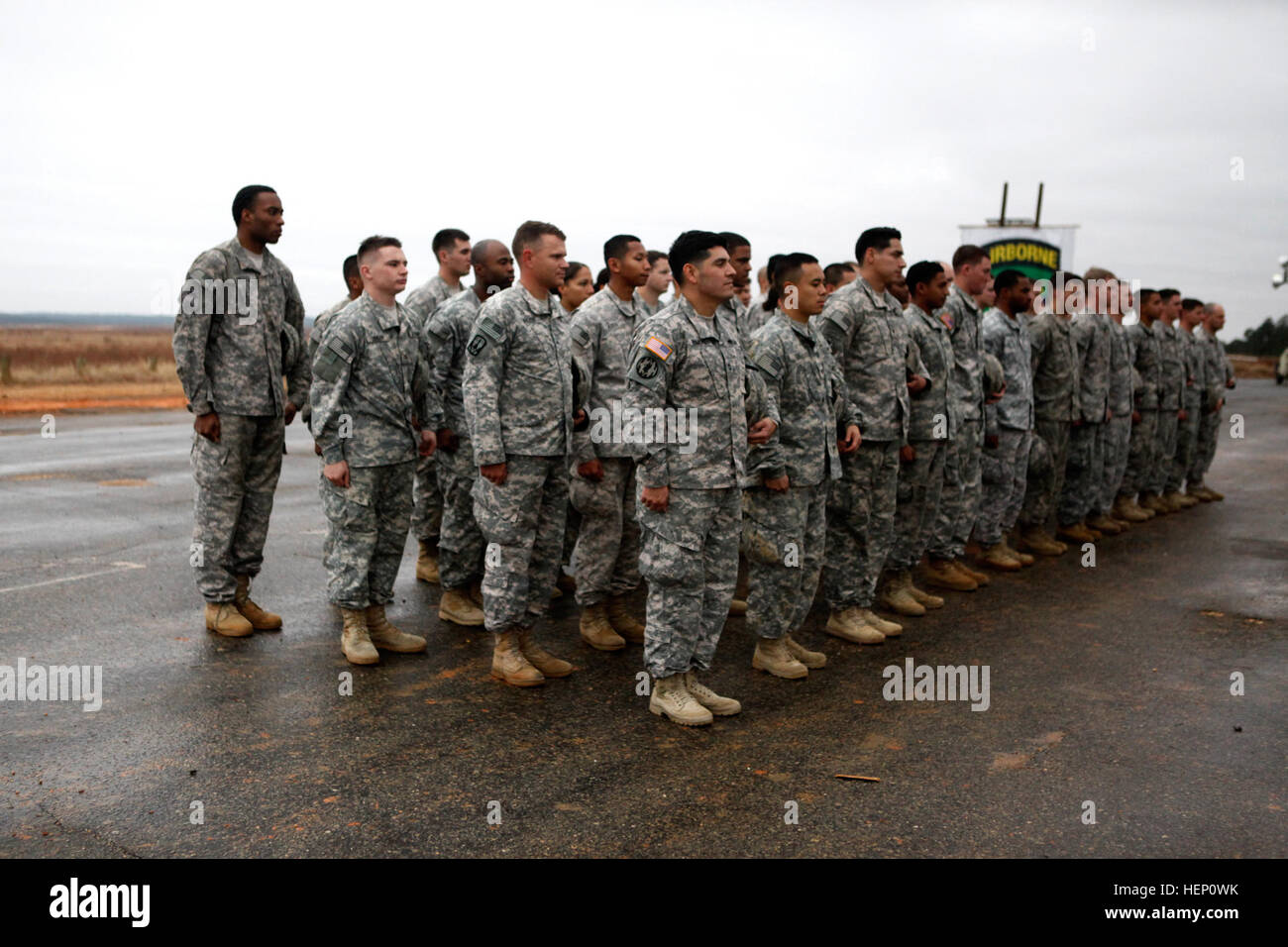 Fallschirmjäger Line-up an Bildung ihren deutschen erhalten springen Flügel aus der Jumpmasters nach dem Abstieg auf Sizilien-Drop-Zone am Fort Bragg, North Carolina.  6. Dezember 2014. "Jump Tag" ist der zweite von zwei Tagen in der 17. jährliche Randy Oler Memorial Betrieb Spielzeug fallen, moderiert von US Armee zivile Angelegenheiten & psychologische Operations Command (Airborne). Betrieb Spielzeug fallen ist der weltweit größte kombiniert Luft Betrieb mit sechs alliierte Partner Nation Fallschirmjäger beteiligt und Soldaten die Möglichkeit zu helfen, Kinder in der ganzen Gemeinde Spielzeug für das Holi zu erhalten Stockfoto