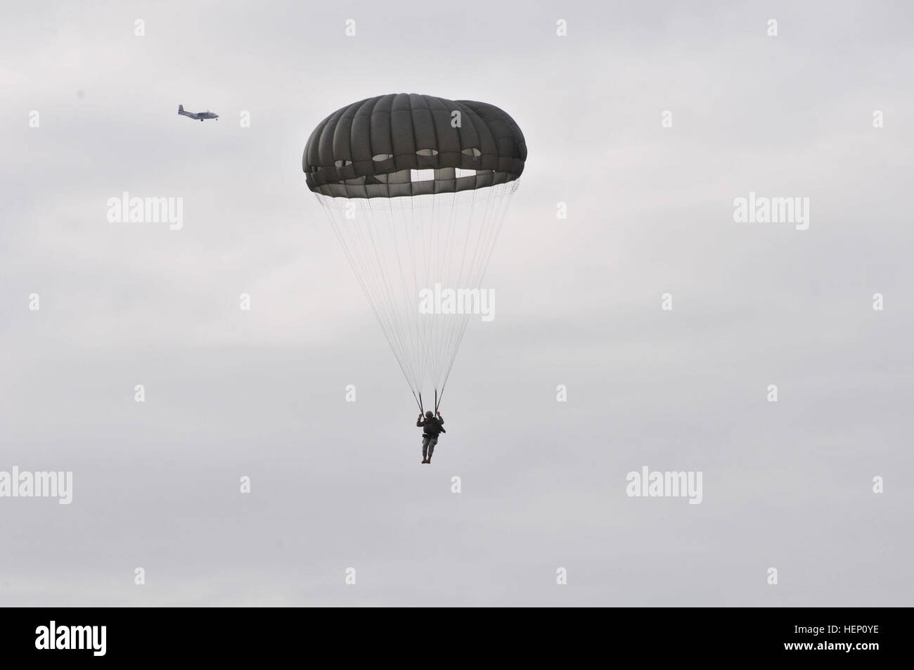 US Army Fallschirmjäger senkt sich auf Luzon Drop-Zone für die 17. jährliche Randy Oler Memorial Betrieb Spielzeug fallen, moderiert von US Armee zivile Angelegenheiten & psychologische Operations Command (Airborne), 8. Dezember 2014, am Camp Mackall, North Carolina Betrieb Spielzeug Tropfen ist der weltweit größte Luft Mischbetrieb und Soldaten die Möglichkeit zu helfen, Kinder in Not Spielzeug für den Urlaub erhalten. (Foto: U.S. Army Spc. Lisa Velazco) CASA-212 und Fallschirmjäger 141211-A-OD395-003 Stockfoto