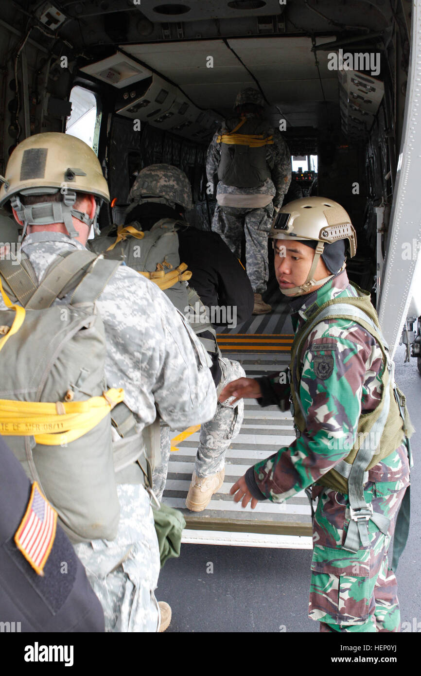 Indonesische Armee Heli Staff Sgt Thofik Hidayad Bretter U.S. Army Fallschirmjäger aus Fort Bragg auf ein Flugzeug der US-Armee CASA-212 während luftgestützte Operationen zur Unterstützung des 17. jährliche Randy Oler Memorial Betrieb Spielzeug Drop gehostet von US Armee zivile Angelegenheiten & psychologische Operations Command (Airborne), 8. Dezember 2014, bei Mackall Army Airfield, N.C. Betrieb Spielzeug Drop ist der weltweit größte Luft Mischbetrieb mit sechs Partner Nation Fallschirmjäger Teilnahme verbündet und Soldaten die Möglichkeit, Bedürftigen zu helfen, in der gesamten die Gemeinschaft um Spielzeug für die Feiertage zu erhalten. (US-Ar Stockfoto