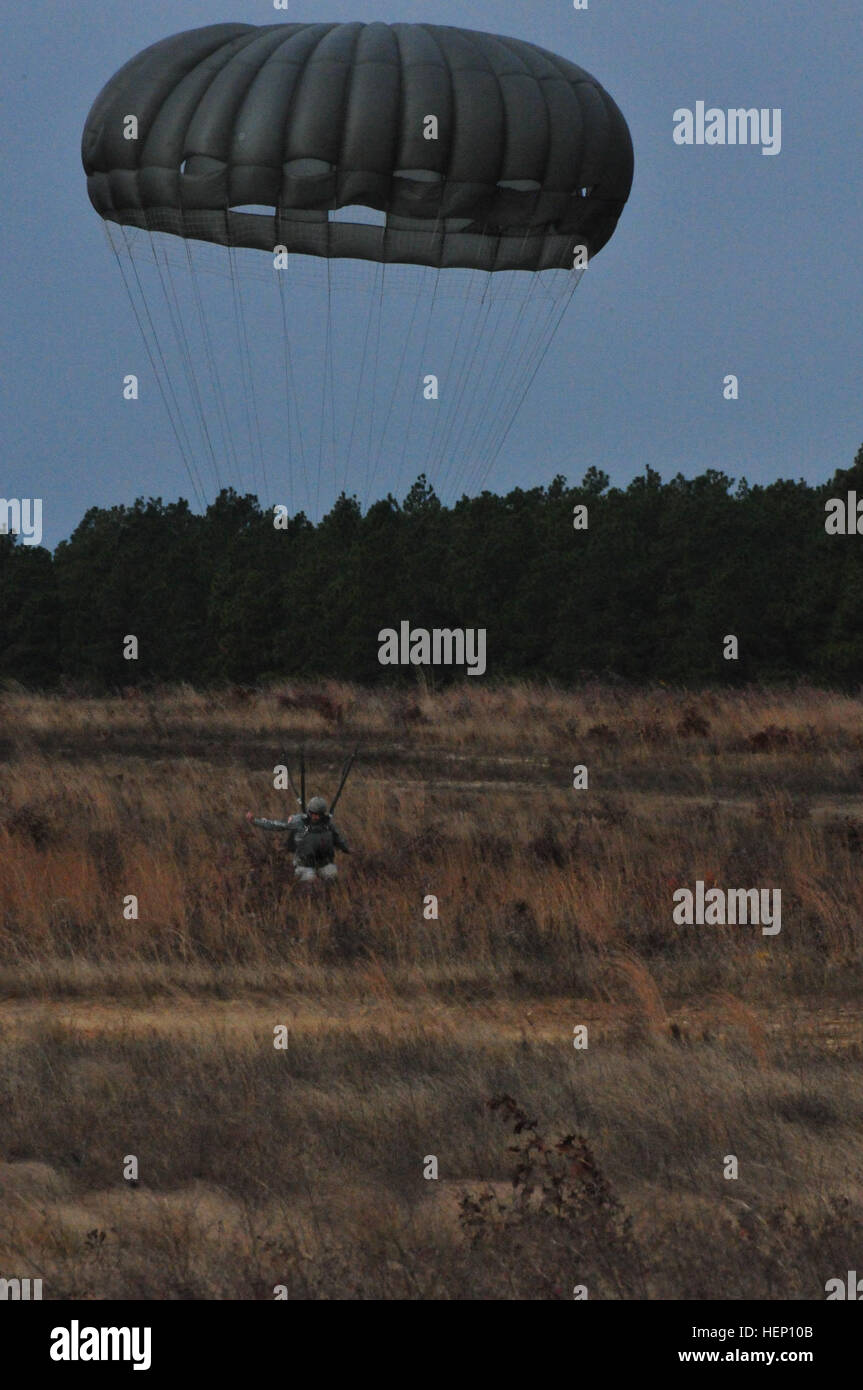 US Army Fallschirmjäger landet auf Luzon Drop-Zone für die 17. jährliche Randy Oler Memorial Betrieb Spielzeug fallen, moderiert von US Armee zivile Angelegenheiten & psychologische Operations Command (Airborne), 8. Dezember 2014, am Camp Mackall, North Carolina Betrieb Spielzeug Tropfen ist der weltweit größte Luft Mischbetrieb und Soldaten die Möglichkeit zu helfen, Kinder in Not Spielzeug für den Urlaub erhalten. (Foto: U.S. Army Spc. Lisa Velazco) US Army Fallschirmjäger landen 141208-A-QW291-197 Stockfoto