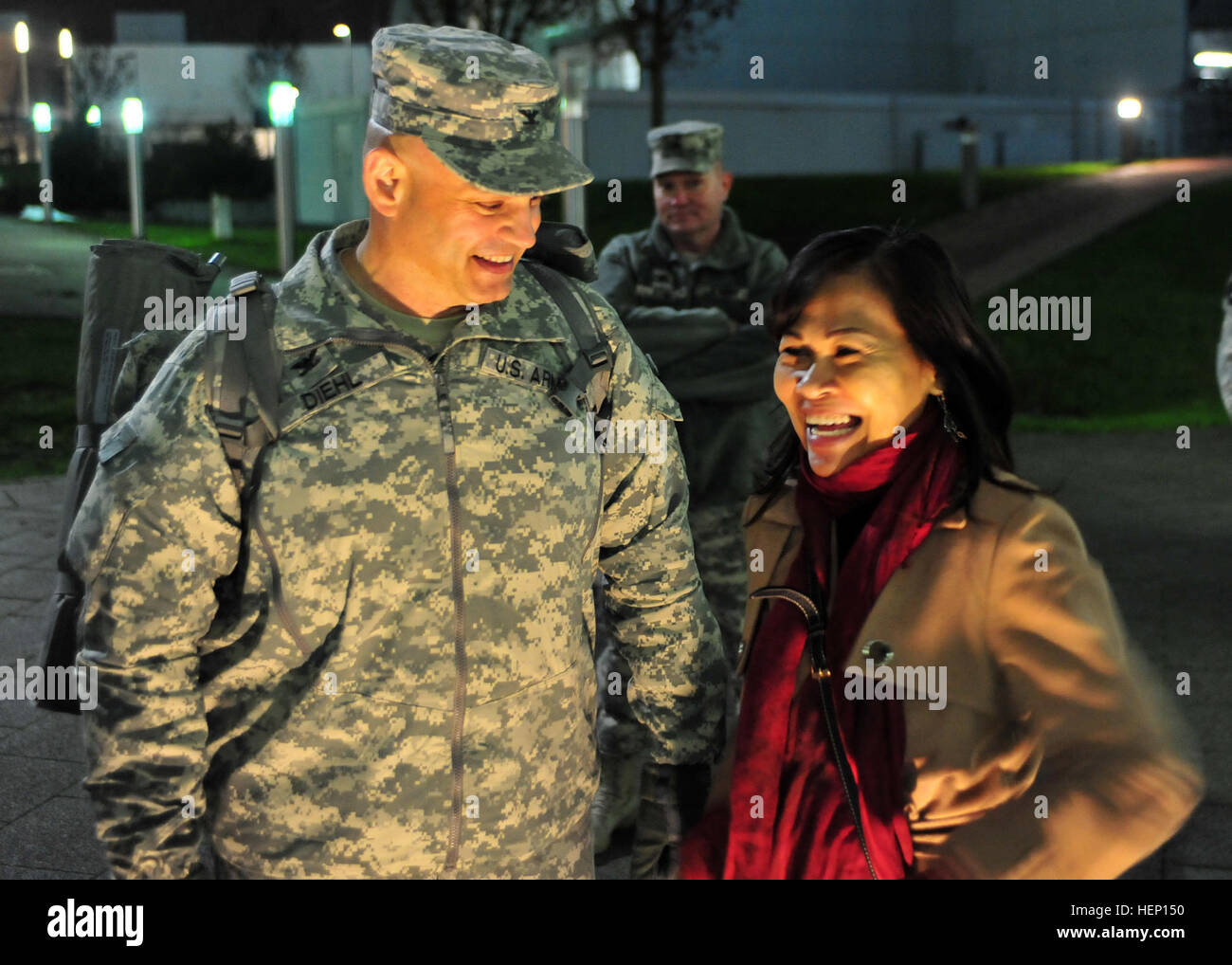 Oberst Barry A. Diehl, die 21. Theater Sustainment Command stellvertretender Kommandierender Offizier ist mit seiner Frau Dez. 10 auf der Ramstein Airbase Passenger Terminal vereint. Diehl zurückgekehrt aus Dakar, Senegal, nach fast zwei Monaten für Operation Vereinigte Unterstützung. Das Center for Disease Control erklärte Senegal des Ebola-Virus frei am 23. Oktober 2014, d.h. Soldaten Umschichtung aus, dass Land sind nicht verpflichtet, durch kontrollierte Überwachung gehen. RSE-UA Personal zurück aus dem Senegal 141210-A-UV471-019 Stockfoto