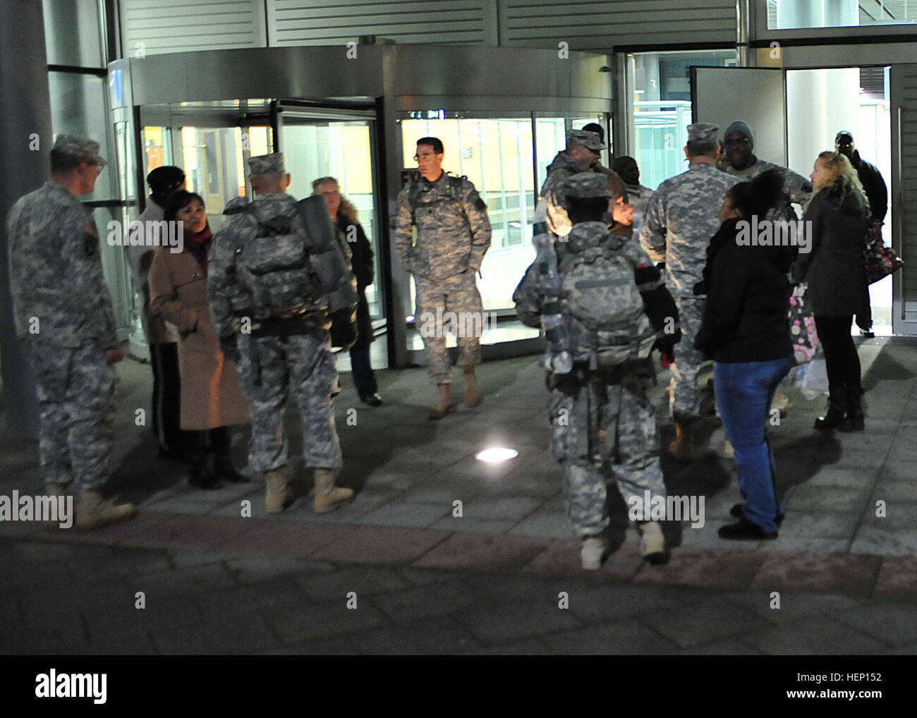 Soldaten aus der 21. Theater Sustainment Command Wiedervereinigung mit ihren Familien Dez. 10 am Passagierterminal Ramstein Airbase. Einige dieser Soldaten kehren aus Dakar, Senegal, nach fast zwei Monaten für Operation Vereinigte Unterstützung. Das Center for Disease Control erklärte Senegal des Ebola-Virus frei am 23. Oktober 2014, d.h. Soldaten Umschichtung aus, dass Land sind nicht verpflichtet, durch kontrollierte Überwachung gehen. RSE-UA Personal zurück aus dem Senegal 141210-A-UV471-941 Stockfoto