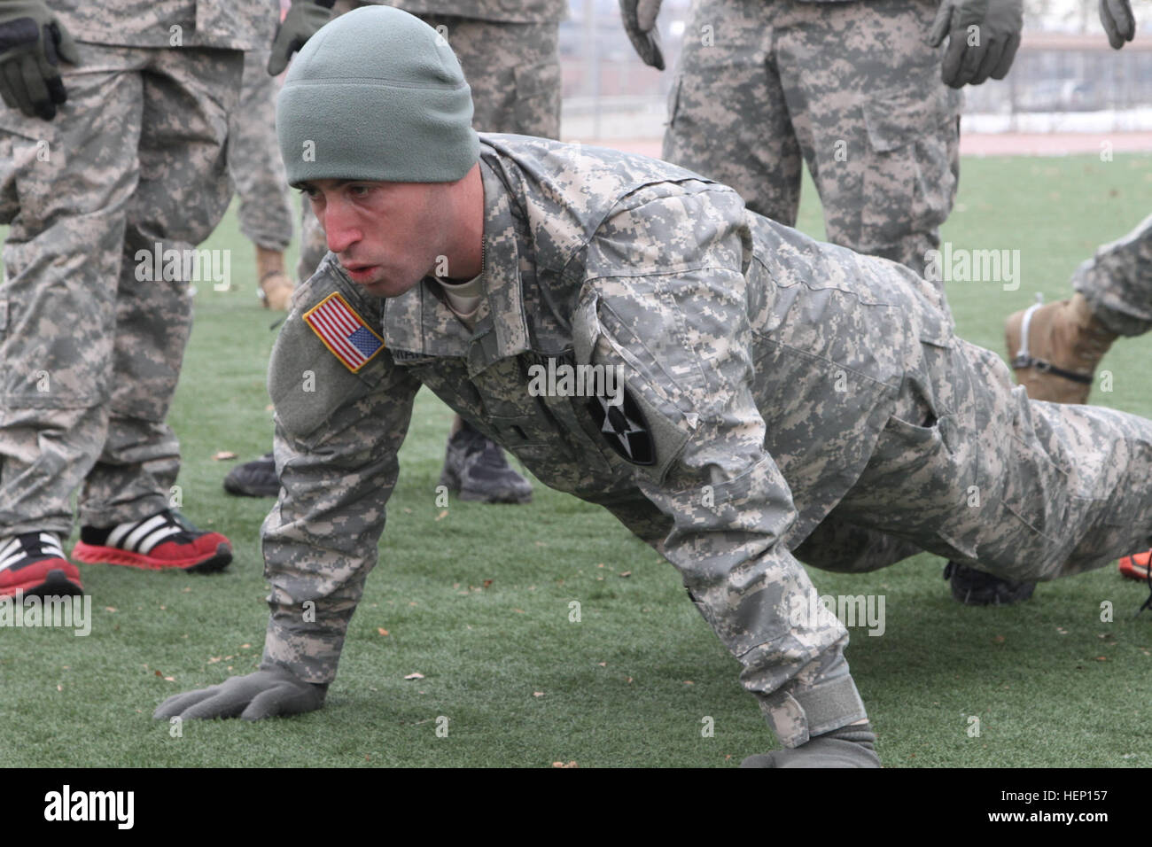 Ein Soldat mit der 6. Geschwader, 17. Kavallerie-Regiment, 2nd Combat Aviation Brigade, 2nd Infantry Division führt das Push-up-Ereignis im Rahmen der "Sporn Ride" Dez. 10 Einheiten auf einer Strecke hier. Sporen des Augenblicks 121014-A-TU438-002 Stockfoto