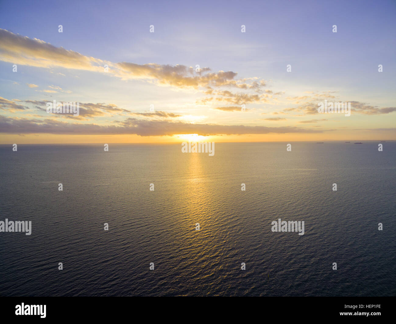 Sonnenuntergang über dem Wasser Stockfoto