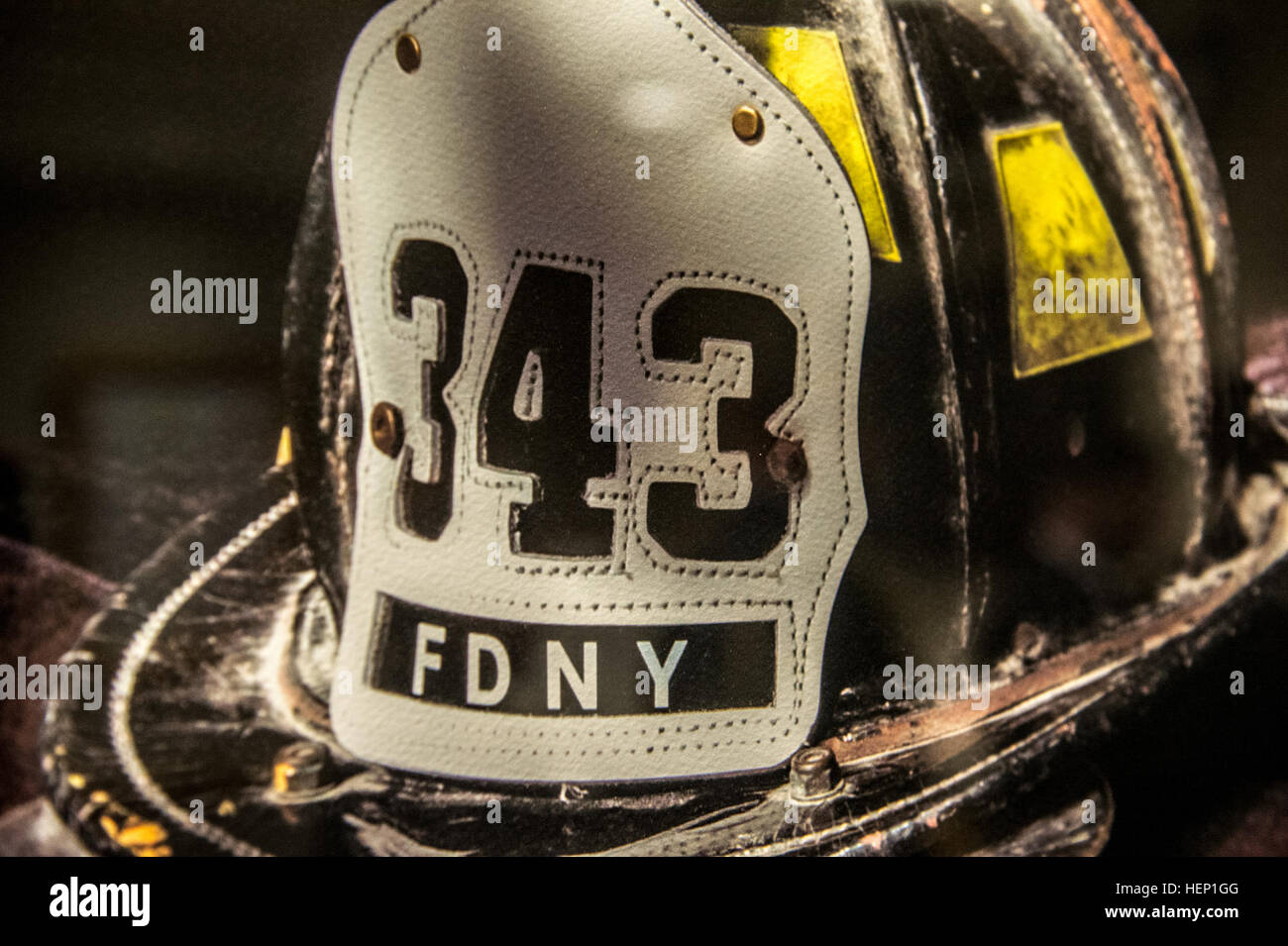 Der Stabschef der US-Armee besucht die Feuerwehr des New Yorker Hauptquartiers, Brooklyn, am 18. Dezember 2014, um über Megacities zu sprechen. Ebola, das World Trade Center und die Bond of Service, erhalten auch eine Führung durch das FDNY Operations Center. Stockfoto