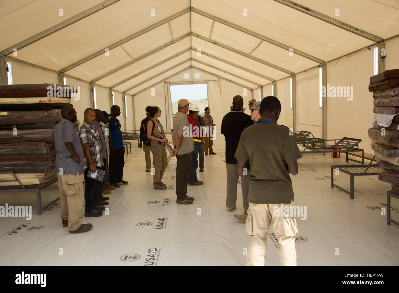 Bauunternehmen und internationale Hilfe Arbeiter Tour eine gerade fertiggestellte Ebola Behandlungseinheit für Operation Vereinigte Unterstützung mit Mitgliedern des Joint Forces Command – United Unterstützung bei Tappita, Liberia, 27. Dezember 2014 gebaut. Die ETU unterzogen wurde seine Endkontrolle vor der Übergabe an die internationale Hilfsorganisation, die ausgeführt werden, es ist Tagesgeschäft.  Vereinte Hilfe ist eine US-Verteidigungsministerium Operation Befehl und Steuerung, Logistik, Schulung und technische Unterstützung für US Agency for International Development-geführten Bemühungen, das Ebola-Virus Outb zu begrenzen Stockfoto