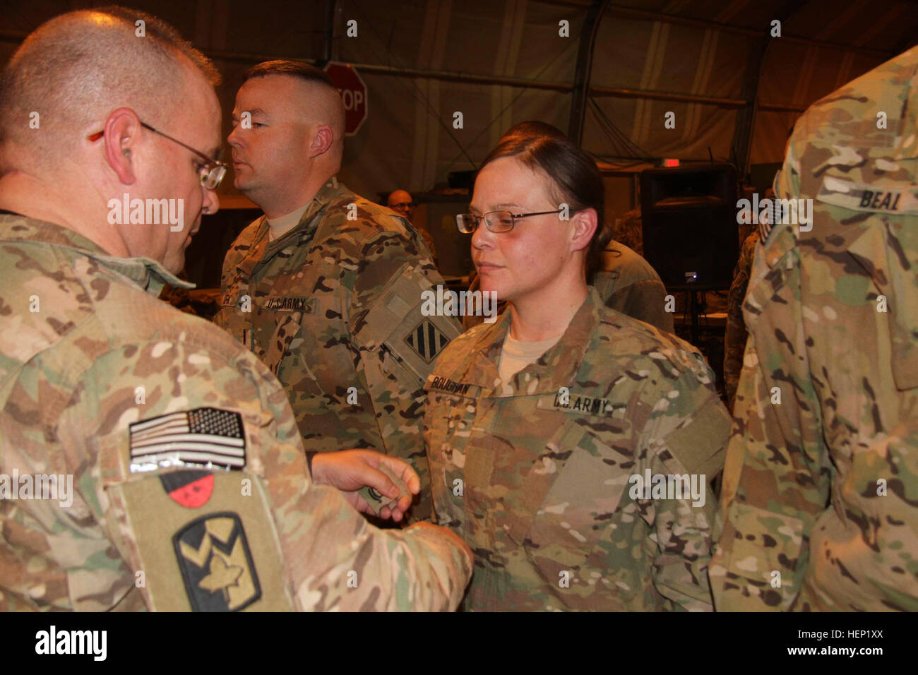 Im Januar 2015 findet auf dem Bagram Air Field, Afghanistan, eine Aufstiegszeremonie der U.S. Army Sergeant First Class statt, bei der sowohl Vater als auch Tochter auf verschiedenen Einsatzbasen eingesetzt werden. Stockfoto