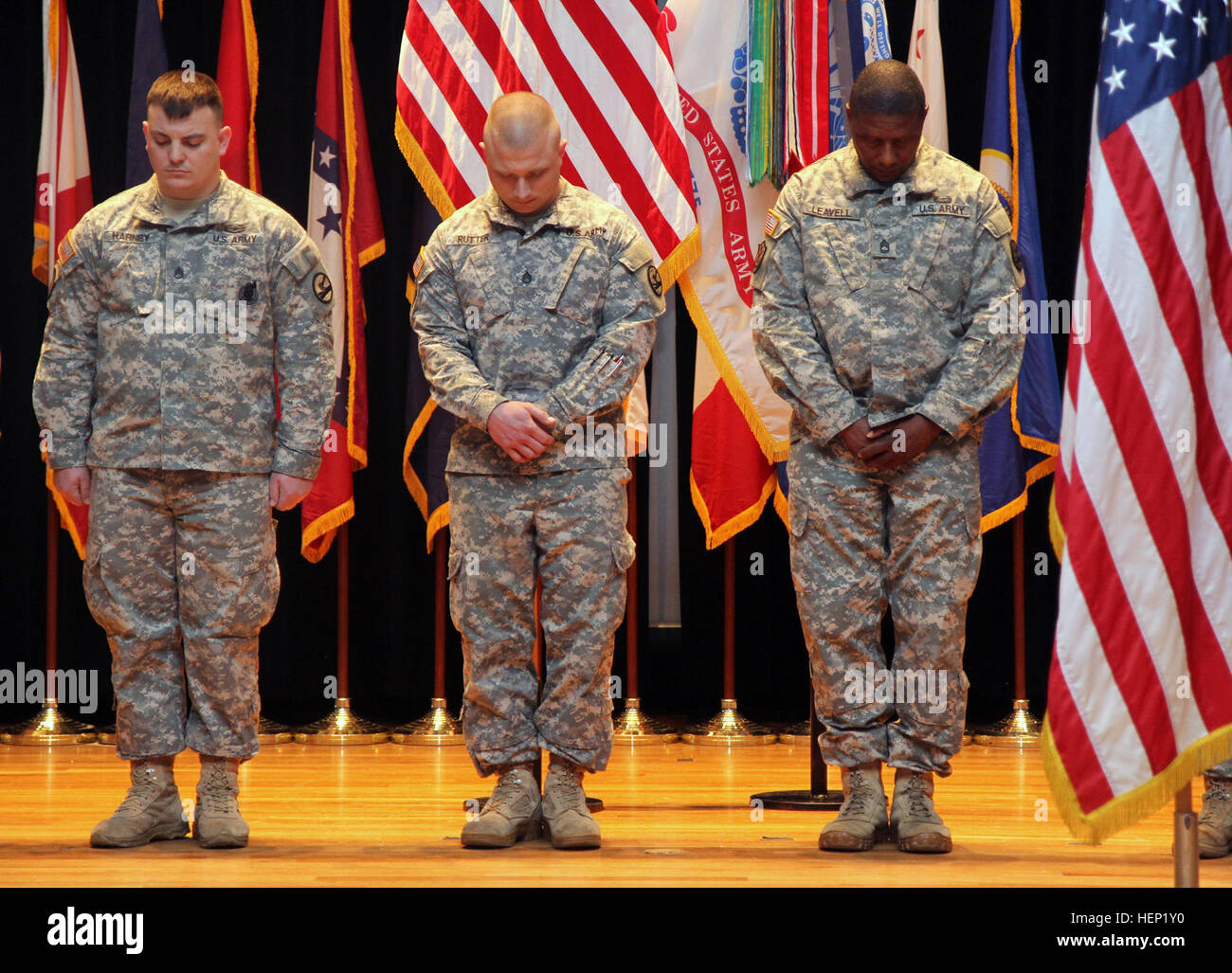 Armee Reservisten Staff Sgt Travis Harney, links, Staff Sgt Kenneth Rutter und Sgt. 1. Klasse Anthony Leavell, aller 84. Training Command, Fort Knox, Kentucky, betet vor einem Eid der Eintragung Zeremonie verwaltet von Generalmajor Peter S. Lennon, stellvertretender Kommandierender general (Unterstützung), US Army Reserve Command, am Waybur Theater in Fort Knox, Kentucky, 4. Januar 2015. (Foto: Armee Sgt. 1. Klasse Clinton Holz, 84. Training Befehl Public Affairs) Eid der Eintragung 150104-A-HX393-004 Stockfoto