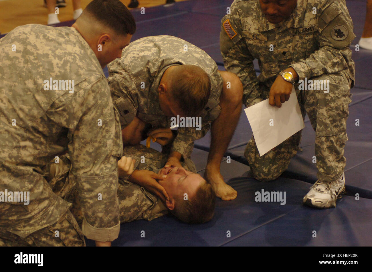 GUANTANAMO BAY, Kuba (12. Juni 2008)-Armee Sgt. Joshua Bane erhält ärztliche Hilfe nach Erhalt einen harten Schlag im Kiefer durch ein Combatives-Dozent an der Armee moderne Combatives Klasse am 12. Juni in Denich Turnhalle. Combatives bietet Studenten Selbstverteidigung Taktik und Erfahrung, um echte kämpferisch Situationen durch diese realitätsnahe Ausbildung Lehrmethoden. JTF Guantanamo führt durch sichere und humane Pflege und Obhut von Festgenommenen feindlichen Kämpfern. Die JTF führt Verhör Operationen um strategische Intelligenz zur Unterstützung der globalen Krieg gegen den Terror zu sammeln und unterstützt die Strafverfolgungsbehörden und Krieg cr Stockfoto