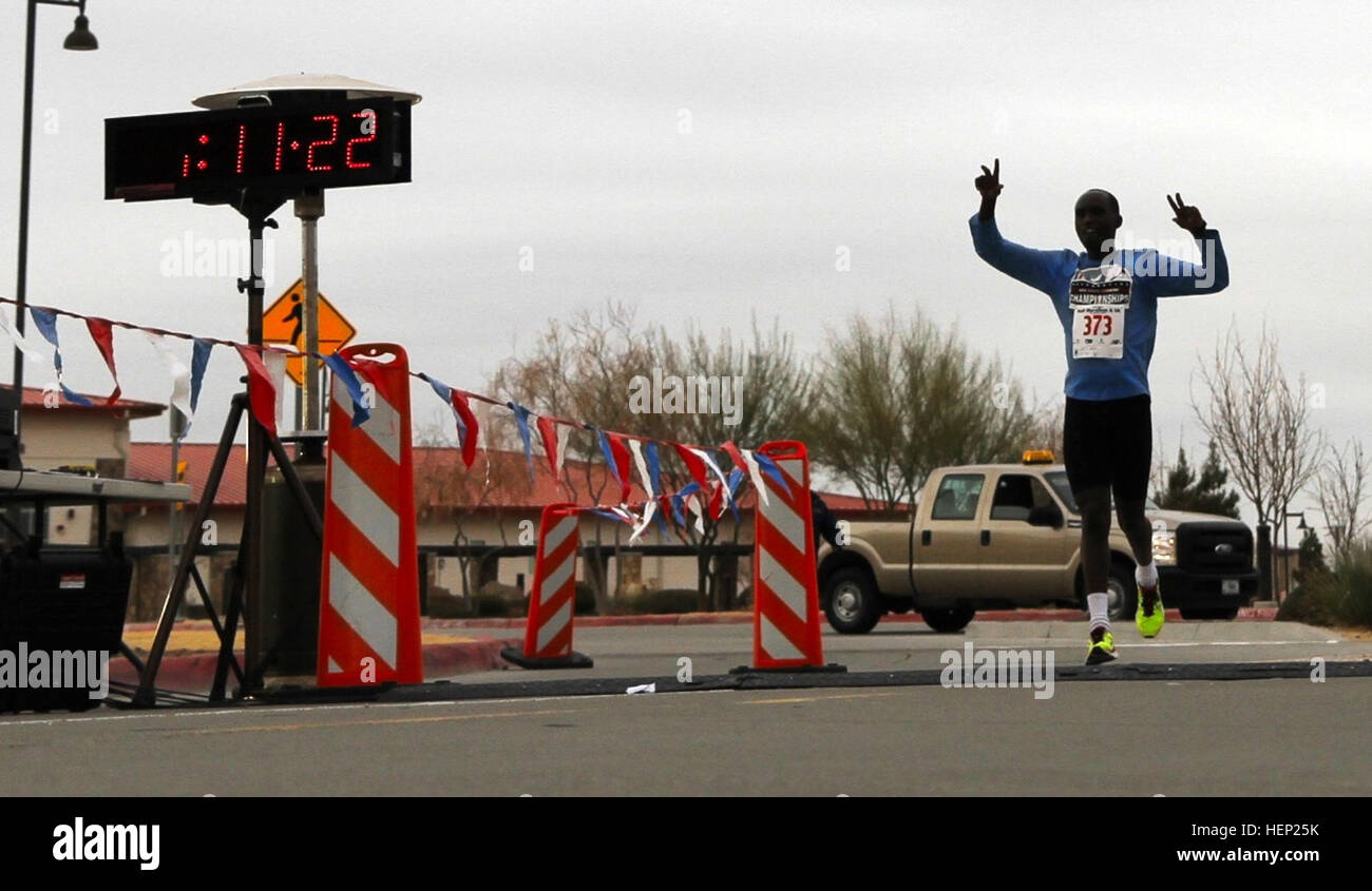 Wieder einmal beweisen, dass er einer der schnellsten Läufer in Fort Bliss, Texas, Spc. Japeth Ng'Ojoy kam in erster Linie auf die Moral, Wohlbefinden und Erholung des jährlichen Halbmarathon und 5 k Straßenrennen, Jan 10. Eine Armee medizinische Laborantin und gebürtig aus Kenia, Ng'Ojoy wandte sich in einer Zeit von 01:11:23 und hatten durchschnittlich Schritt 05:27 pro Meile über die 13-Meile Strecke. (US Armee-Foto von Sgt. James Avery, 16. Mobile Public-Affairs-Abteilung) Hält es frostig, Fort Bliss MWR Gastgeber Halbmarathon und 5k 150110-A-FJ979-007 Stockfoto