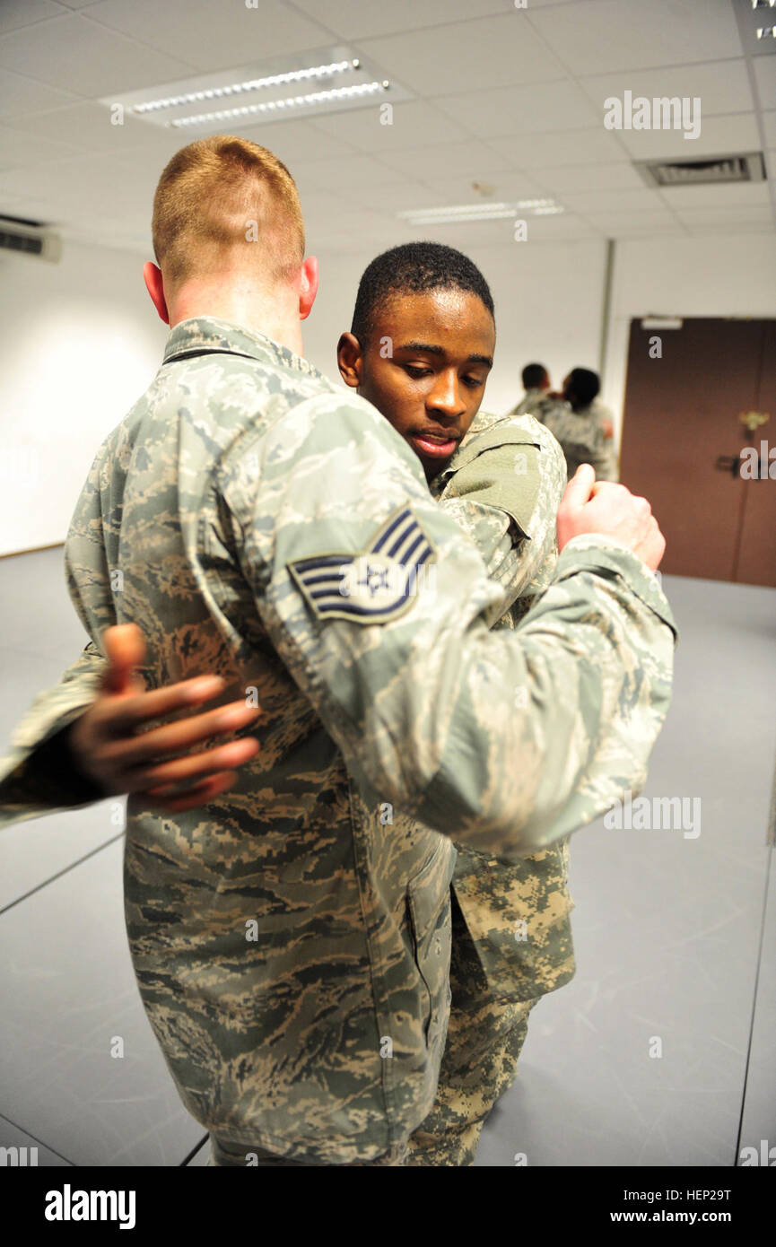 PFC. Devante Lester, eine Luftverteidigung Soldaten zugewiesen bis zum 10. Army Air und Missile Defense Command 5. Bataillon 7. Luft-Verteidigung-Artillerie und ein Eingeborener von Lakeland, Florida, Praktiken Takedowns mit einem Flieger aus der 86. Sicherheit Kräfte Geschwader während einer Combatives Grundkurs, 13. Januar auf Ramstein Airbase. MACP baut KMC Kampfgeist 150113-A-UV471-377 Stockfoto