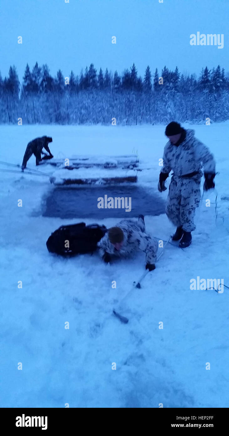 Sgt. 1. Klasse Cory Birdsong (unten Mitte) mit 3rd Battalion (Airborne), 509. Infanterie-Regiment, 4th Infantry Brigade Combat Team (Airborne), 25. Infanterie-Division, führt den Bruch durch Eis Bohren als Bestandteil der Finnland kalten Wetter Betrieb Grundkurs 6-16. Jan. 2015, um auf Beziehungen zu Finnland Kräfte aufbauen und Kenntnisse von Operationen in einer Kälte-Umgebung verbessern. Die 10-Tage-Kurs gliedert sich ähnlich der US-Armee kalten Wetter Führer Course, mit der Ausnahme, die der gesamte Verlauf auf Skiern statt Schneeschuhe ist. Einige der grundlegenden Aufgaben ta Stockfoto