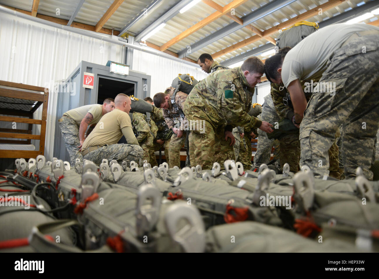 US-Fallschirmjäger, 1. Staffel, 91. Kavallerieregiment, 173rd Airborne Brigade zugewiesen Inspektionen Heli von britischen Soldaten, 3. Bataillon, British Parachute Regiment, bei der 7. Armee gemeinsame multinationale Ausbildung des Befehls Truppenübungsplatz Grafenwöhr, Deutschland, 21. Januar 2015 zugewiesen. (US Army Foto von visuellen Informationen Spezialist Matthias Fruth/freigegeben) 173 Airborne Brigade Verhalten in der Luft Betrieb 150121-A-FS311-041 Stockfoto