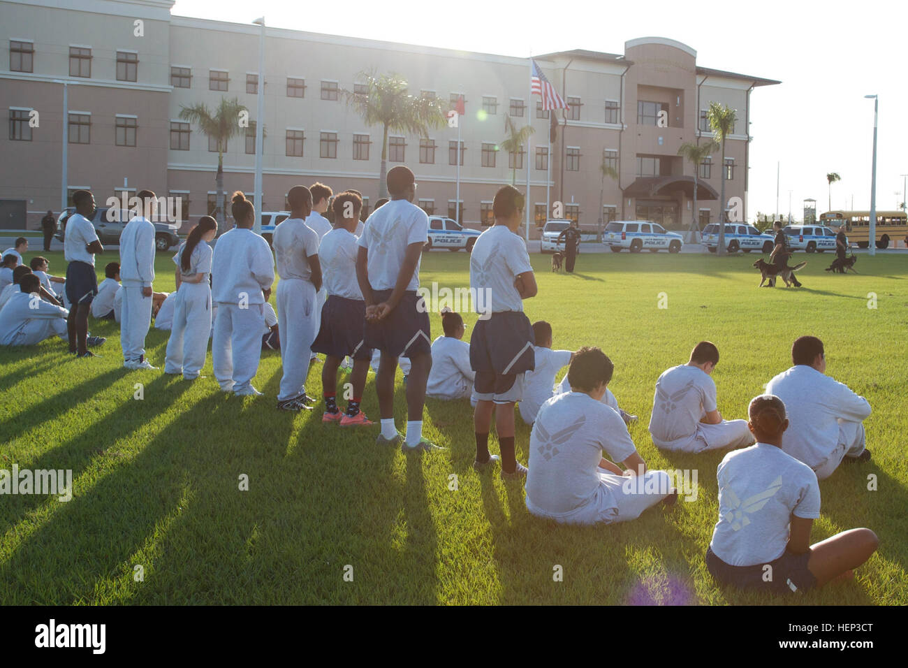 Junior Reserve Officer Training Corps Kadetten an der Homestead High School zu beobachten, wie Polizisten mit der Homestead Polizei (k-9) Hundestaffel ihre Begleithunde-Gehorsam und Schutz Bohrer 22 Januar während eines zweitägigen Mentoring im Rahmen des Special Operations Command South Military Assistance Program auf Homestead Air Reserve Base, Florida zeigen Das Programm oder SOCMAP wurde wie es allgemein bekannt ist, von SOCSOUTH in einer laufenden Anstrengungen zur Stärkung der Beziehungen mit den Bewohnern des Miami-Dade County gegründet. JROTC Kadetten bekommen einen Einblick in des militärischen Lebens 150123-A-KD443-008 Stockfoto