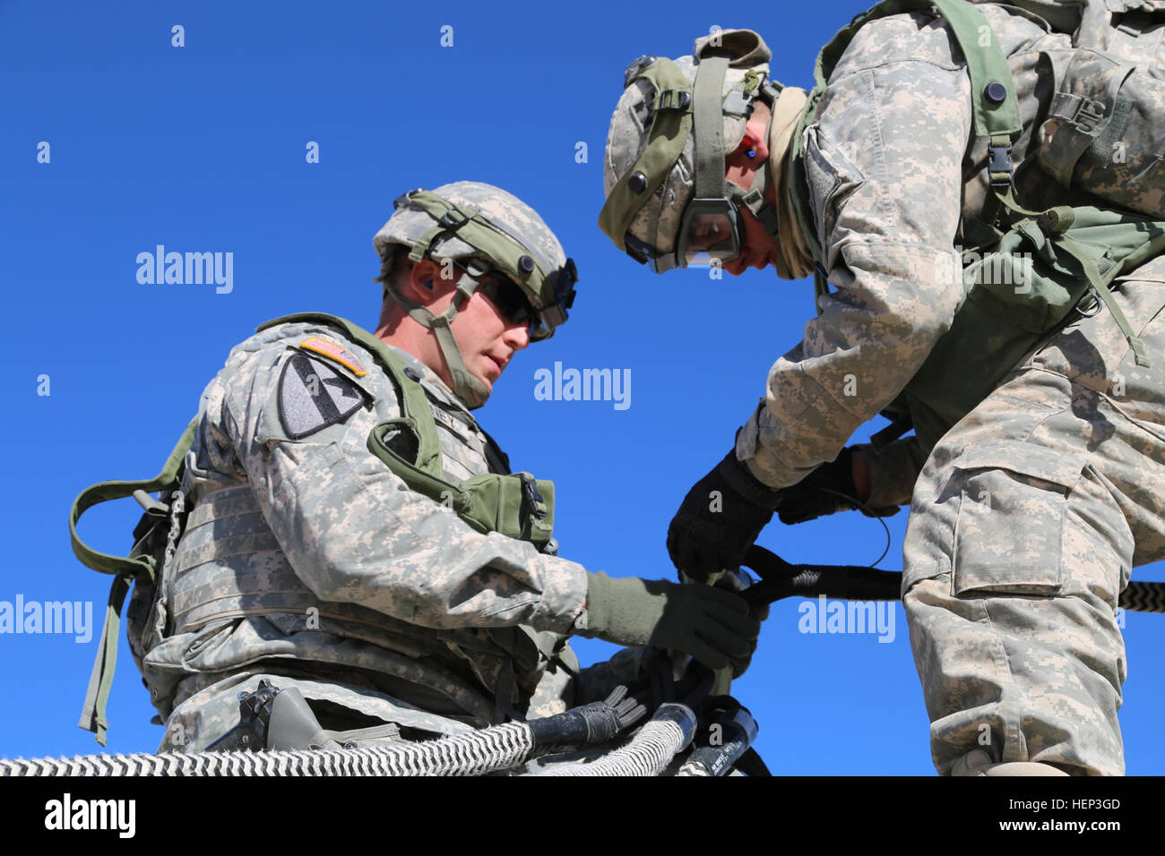 US Army Staff Sgt Anthony Agney von Delta Company, 1. Angriff Reconnaissance Battalion, 4th Aviation Regiment, 4. Combat Aviation Brigade, überprüft, um sicherzustellen, dass die Kabel sicher wieder ein abgestürztes Flugzeug während der entscheidenden Aktion Rotation 15-03 im National Training Center in Fort Irwin, Kalifornien, 24. Januar 2015 sind. Entscheidende Aktion Rotationen bei den NTC gewährleisten Einheiten bleiben vielseitig ansprechbar und konsequent für den aktuellen Kampf und unvorhergesehene zukünftige Eventualitäten zur Verfügung. (US Armee-Foto von Sgt. Charles Probst/freigegeben) Mentoring 150124-A-FG114-107 Stockfoto