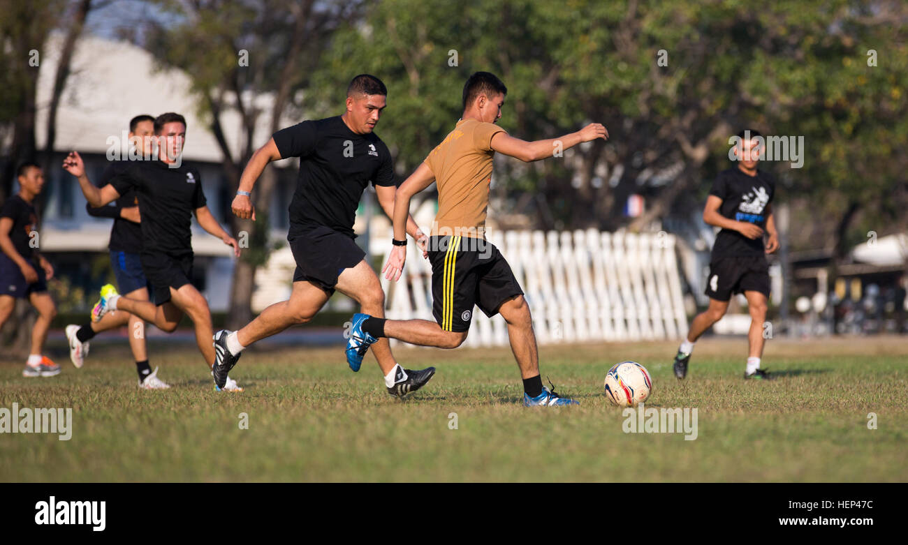 US-Armeesoldaten, 1. Bataillon, 27. Infanterie-Regiment, 2. BCT zugewiesen, 25. Infanteriedivision engagieren Gegenstücke Royal Thai Army Soldat in einem temperamentvollen Spiel des Fußballs auf Lager 31-1, Lopburi, Thailand, 5. Februar 2015.  Das Spiel wurde gespielt, um eine verstärkte Partnerschaft nach einem langen Tag der Ausbildung in Vorbereitung auf die gemeinsame Ausbildung Operation Cobra Gold 2015 zu steigern. (US Armee-Foto von Spc. Steven Hitchcock/freigegeben) Cobra Gold 2015 150205-A-SE706-067 Stockfoto