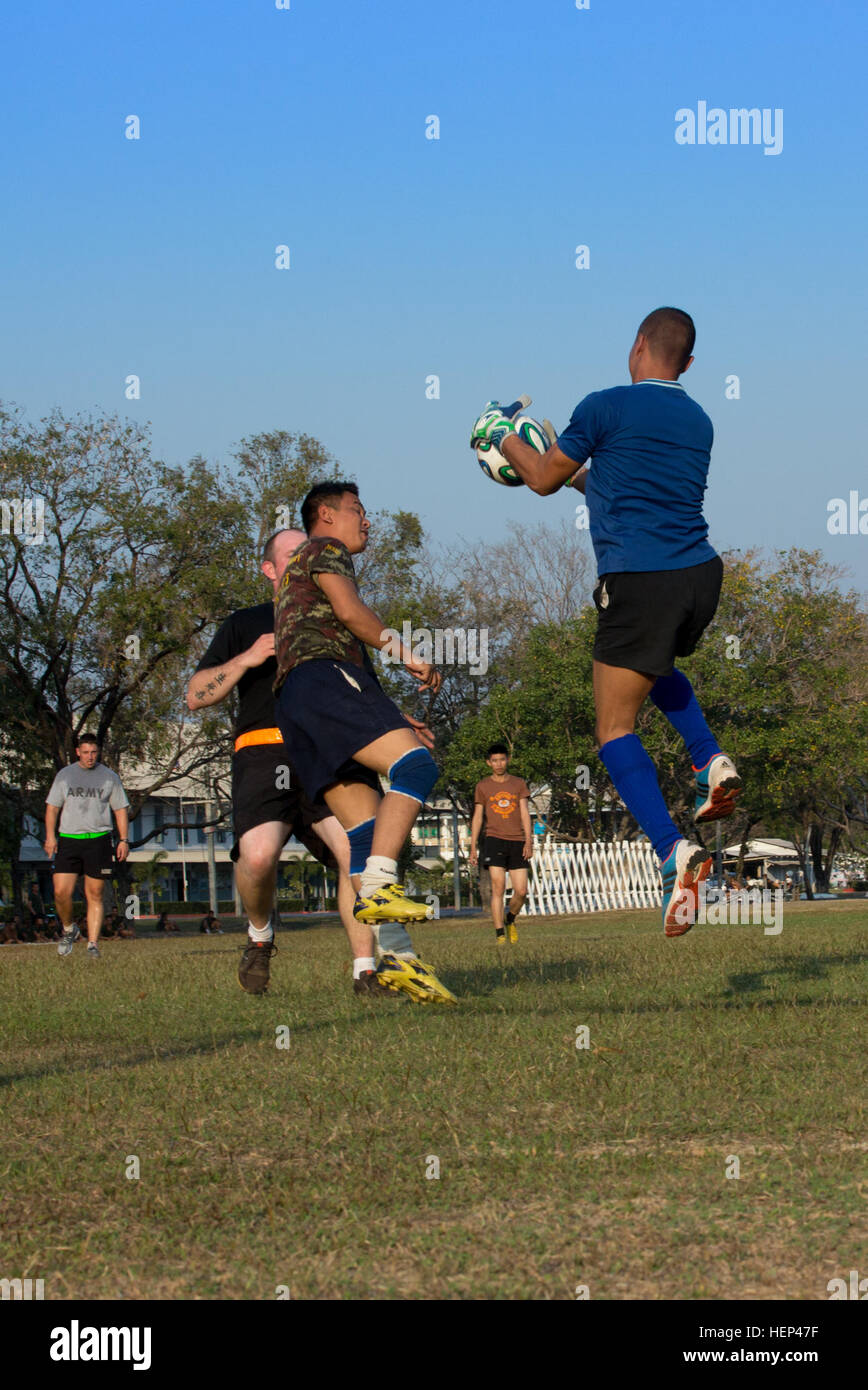 US-Armeesoldaten, 1. Bataillon, 27. Infanterie-Regiment, 2. BCT zugewiesen, 25. Infanteriedivision engagieren Gegenstücke Royal Thai Army Soldat in einem temperamentvollen Spiel des Fußballs auf Lager 31-1, Lopburi, Thailand, 5. Februar 2015.  Das Spiel wurde gespielt, um eine verstärkte Partnerschaft nach einem langen Tag der Ausbildung in Vorbereitung auf die gemeinsame Ausbildung Operation Cobra Gold 2015 zu steigern. (US Armee-Foto von Spc. Steven Hitchcock/freigegeben) Cobra Gold 2015 150205-A-SE706-092 Stockfoto