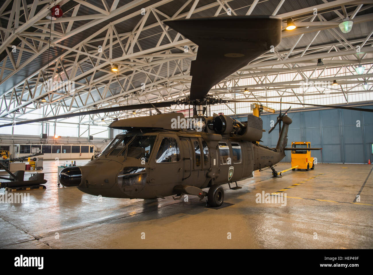 Blick auf einen der US-Armee UH-60A Black Hawk Hubschrauber zugewiesen, obersten Hauptquartier der Alliierten Mächte in Europa (SHAPE) Hubschrauber Flug ablösen, auf Chièvres Luftwaffenstützpunkt Chièvres, Belgien, 5. Februar 2015. Die Form Helikopter Flug Ablösung vorrangige Aufgabe darin besteht Priorität Luftverkehr Supreme Allied Commander Europe, NATO Führungskräfte, Staats-und ausländische Würdenträger in der gesamten Europäischen Theater der Operationen zur Verfügung zu stellen. (US Army Foto von visuellen Informationen Spezialist Pierre-Etienne Courtejoie/freigegeben) Blick auf eine UH-60A Black Hawk Hubschrauber 150205-A-BD610-169 Stockfoto