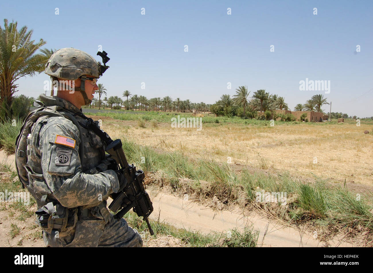 SPC. James Simmons, ein Jacksonville, Florida, native, sucht visuell jeder Verdachtsbereiche in Taji Qada, nordwestlich von Bagdad, während der Operation Hammer Bonzai VII, Juni 25. Die Operation zielte Auffinden und Entfernen von feindlichen Waffenlager in der Gegend. Simmons dient als Infanterist mit Firma A, 1. Bataillon, 27. Infanterie-Regiment "Wolfhounds," 2nd Stryker Brigade Combat Team "Krieger", 25. Infanterie-Division, Multi-National Division - Bagdad. Wolfhounds, speichert IA Soldaten suchen 98686 Stockfoto