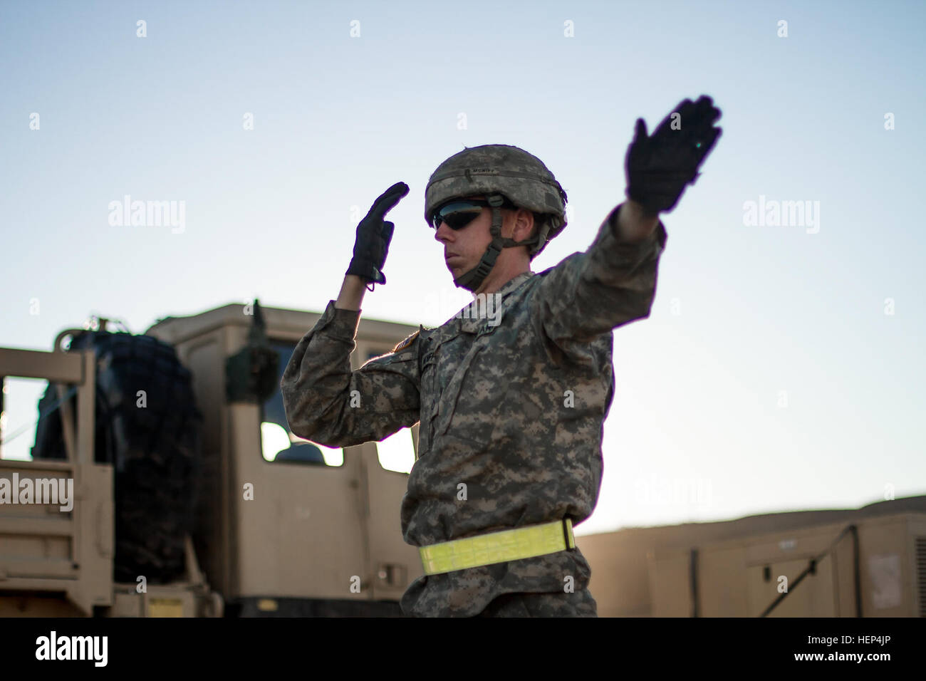 PFC. Tyler A. McNiff, ein Infanterist mit Firma A, 1. Staffel, 9. Kavallerie-Regiment, leitet ein Fahrzeug aus einer Eisenbahnstrecke im Marine Corps Logistik Basis Barstow – Yermo Anhang, 11. Februar 2015, in der Nähe von Fort Irwin, Kalifornien McNiff, im Rahmen des 2. gepanzerte Brigade Combat Team, 1. Kavallerie-Division, im National Training Center Rotation 15-05 teilnehmen werden und gehört zu einer Reihe von 2ABCT Soldaten Schichtbetrieb um mehr als 1.000 Fahrzeuge heruntergeladen und kann für die Ausbildung zu erhalten. (Foto: US-Armee Sgt. 1. Klasse Jeremy D. Crisp, 1. Kavallerie-Division-PAO / veröffentlicht) CAV Gefechtsstand Preps in die dese Stockfoto