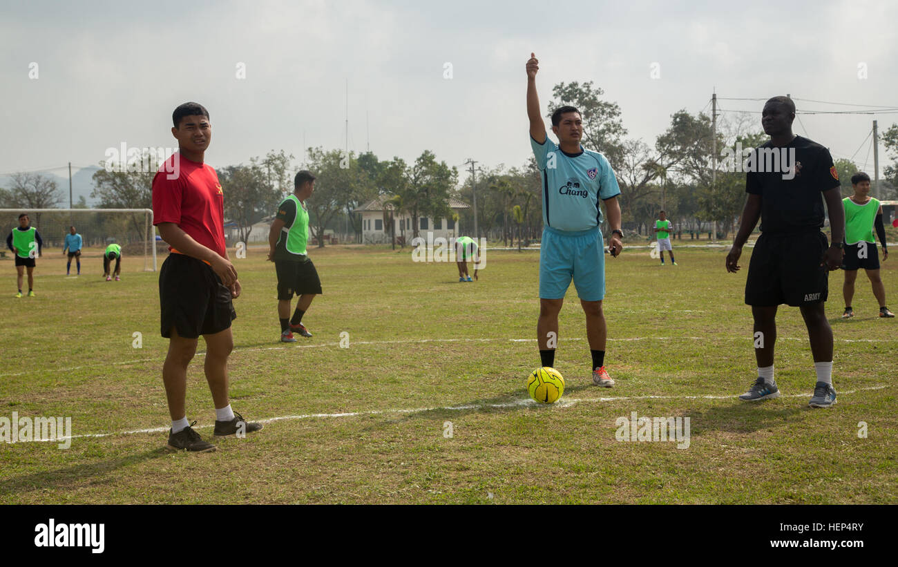 US-Armeesoldaten der 25. Infanterie-Division zugewiesen engagieren Gegenstücke Royal Thai Army Soldat in einem temperamentvollen Spiel des Fußballs tagsüber Sport Camp 31-1, Lopburi Provinz, Thailand, 15. Februar 2015. Tag des Sports fand statt, um eine verstärkte Partnerschaft zwischen den beiden Armeen während der Joint-Training-Operation Cobra Gold 2015 zu steigern. (US Armee-Foto von Spc. Steven Hitchcock/freigegeben) Cobra Gold 2015 150215-A-SE706-010 Stockfoto