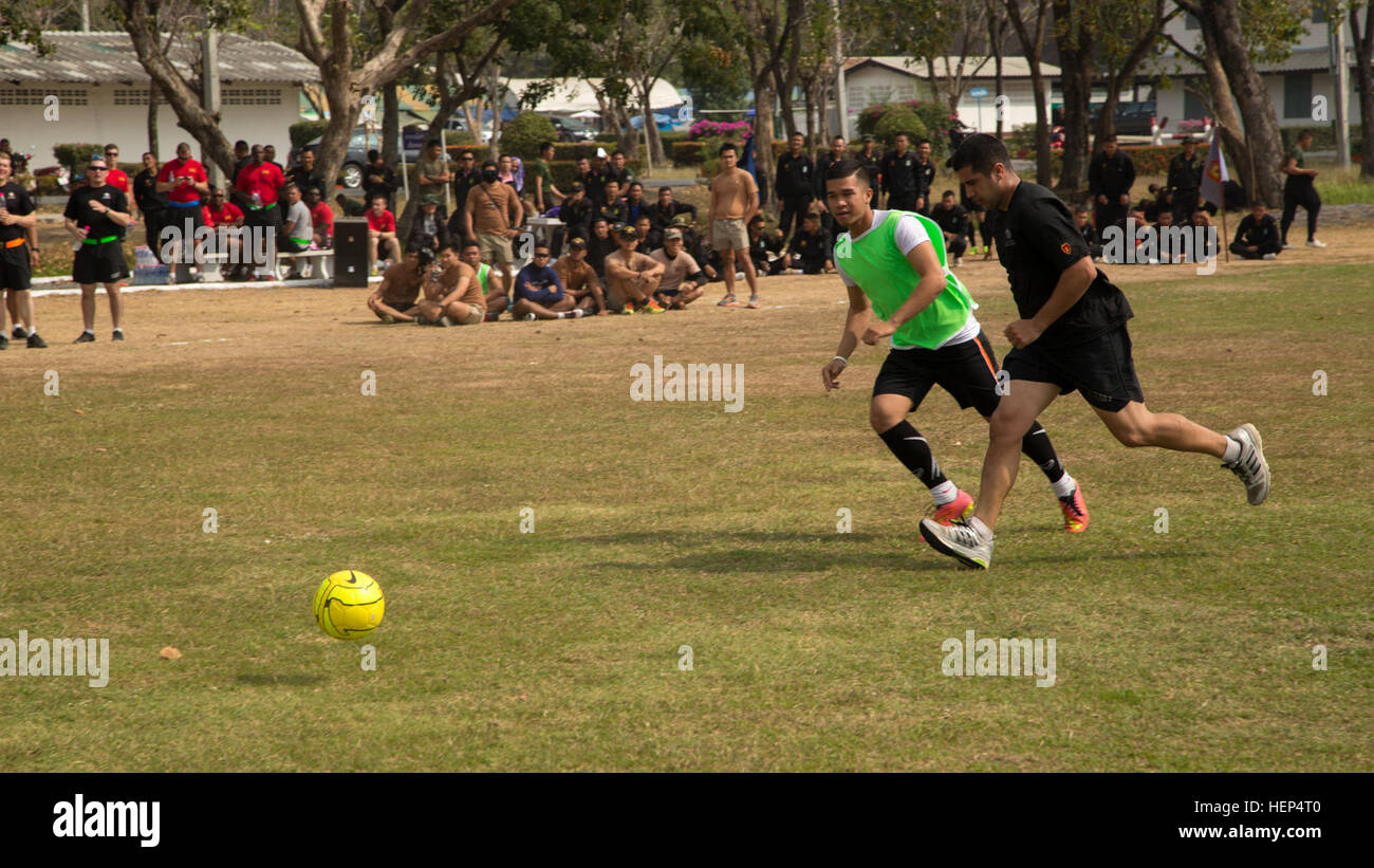 US-Armeesoldaten der 25. Infanterie-Division zugewiesen engagieren Gegenstücke Royal Thai Army Soldat in einem temperamentvollen Spiel des Fußballs tagsüber Sport Camp 31-1, Lopburi Provinz, Thailand, 15. Februar 2015.  Tag des Sports fand statt, um eine verstärkte Partnerschaft zwischen den beiden Armeen während der Joint-Training-Operation Cobra Gold 2015 zu steigern. (US Armee-Foto von Spc. Steven Hitchcock/freigegeben) Cobra Gold 2015 150215-A-SE706-013 Stockfoto