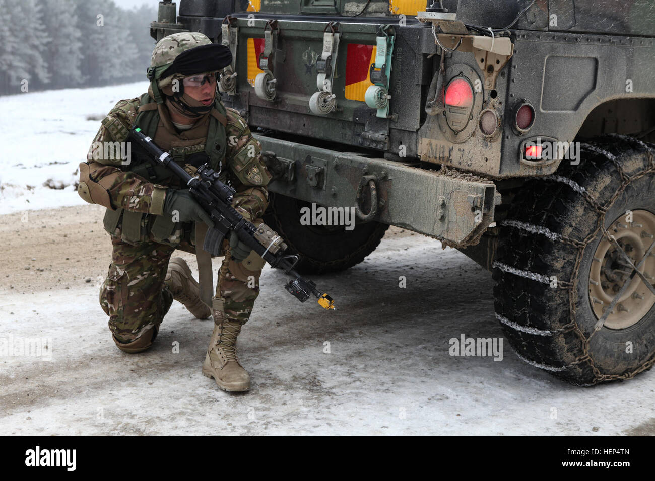 Ein georgischer Soldat der Delta Company, 43. Mechanisierte Infanterie-Bataillon, 4. Mechanisierte Infanterie-Brigade sucht Abdeckung während der Durchführung von defensiven Operationen training während einer Mission Probe Übung (MRE) an den Joint Multinational Readiness Center in Hohenfels, Deutschland, 14. Februar 2015. Georgischen Streitkräfte und US Marine Corps Security Cooperation Group führen die MRE vom 2. Februar, 3. März 2015, als Teil der georgischen Bereitstellung Programm Resolute Support Mission (BIP-RSM). Die BIP-RSM, ehemals der georgischen Bereitstellung Programm-International Security Assistance Force, ist ein Programm b Stockfoto