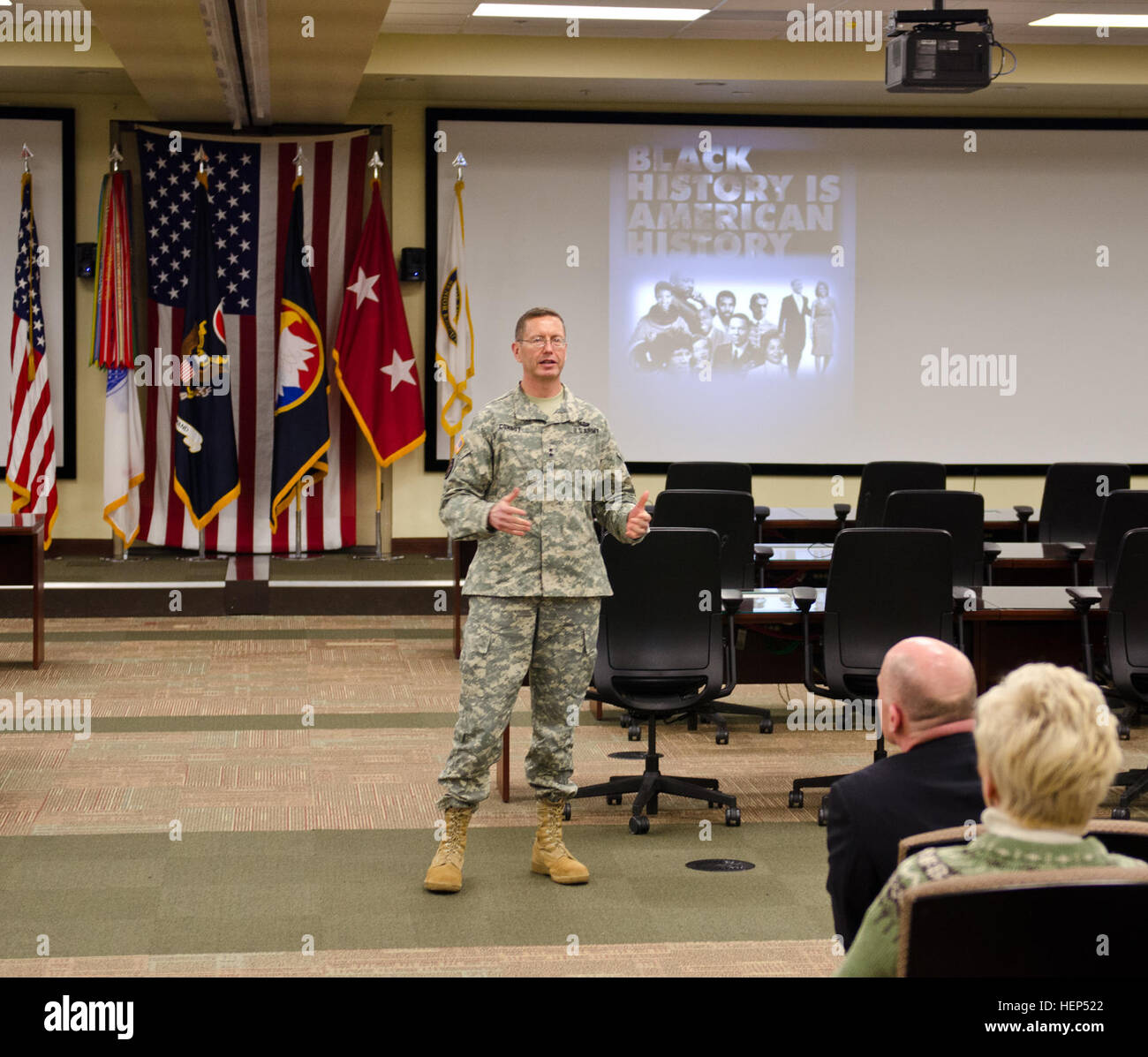 Generalmajor David J. Conboy, US Army Reserve Command stellvertretender Kommandierender general (Operations), bietet Schlussbemerkungen während der 2015 Schwarz Geschichte Begehung im Hauptquartier FORSCOM/USARC, 18. Februar. Equal Opportunity Direktionen des FORSCOM/USARC präsentiert die Einhaltung die Beiträge von schwarzen in den vergangenen 100 Jahren hervorgehoben. (US Army Reserve Foto von Brian Godette/freigegeben) FORSCOM-USARC 2015 Schwarz Geschichte Einhaltung 150218-A-SQ484-039 Stockfoto