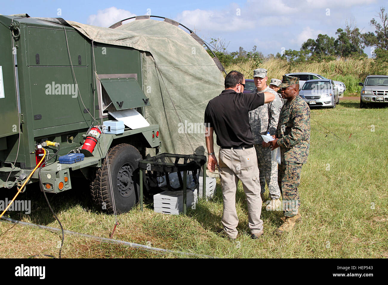 Eric Nelson, einem zivilen Unternehmer mit US Army schnelle Ausstattung Force, erklärt, wie das Wasser in einem Boxsystem funktioniert, ein US-Marine Command Sergeant Major während einer einwöchigen Feldversuchen und Train-the-Trainer-Übung mit dem Aspen 2000 Wasseraufbereitungssystem gekoppelt mit einem Wasser-Verpackung-Anhänger auf Schofield Barracks, Hawaii, Februar 9-18 Uhr. Die WiaB Systeme ermöglicht eingesetzte Einheiten mehr autark vorwärts. (US Armee-Foto von Staff Sgt Kyle J. Richardson, USARPAC PAO) Neue Möglichkeit zur Herstellung von Wasser jetzt kommt in Form von Box 021815-A-RV513-055 Stockfoto