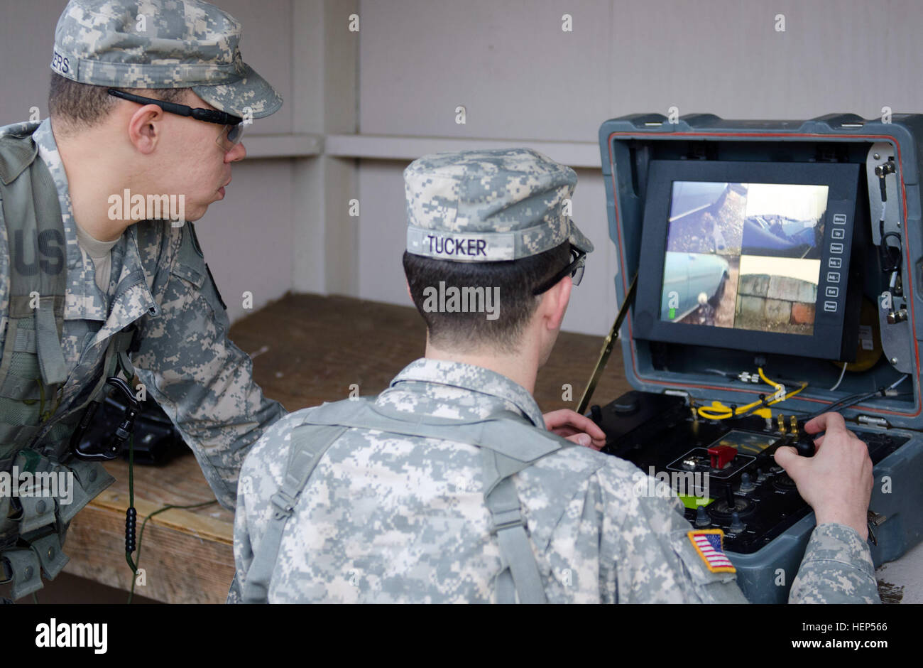 PFC. Lucas Tucker, Bekämpfung der Ingenieur, 571st Sapper Firma 864th Pionier-Bataillon, 555. Ingenieur-Brigade, Kontrollen der TALON Roboter während eines Zählers improvisierter Sprengsatz Station der JBLM besten Sapper Wettbewerb 19 Februar. Tucker und seinem Teamkollegen, Sgt. Jeffrey M. Powers, 571st Sapper Unternehmen werden waren jeweils die Army Commendation Medal für den Gewinn des Wettbewerbs ausgezeichnet und in der Armee am besten Sapper Wettbewerb in Fort Leonard Wood, Mo., im April. (Foto: US-Armee Sgt. Ryan Hallock, 19. Public Affairs-Abteilung) Befugnisse, Tucker verdienen Titel %%% E2 %%% 80 %%% 98Best Stockfoto