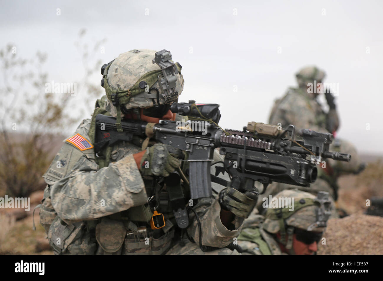 US-Armeesoldaten von Charlie Kompanie, 1. Bataillon, 5. Kavallerie-Regiment, 2nd Brigade Combat Team, 1. Kavallerie-Division, führen eine Leben Feuer Übung während der entscheidenden Aktion Rotation 15-05 im National Training Center in Fort Irwin, Kalifornien, 22. Februar 2015. Die Rotation sorgt für eine Brigade bleibt vielseitig, reaktionsschnell und konsequent für den aktuellen Kampf und unvorhergesehene zukünftige Eventualitäten zur Verfügung. (US Armee-Foto von Sgt. Charles Probst/freigegeben) Live-Feuer Übung 150222-A-FG114-100 Stockfoto