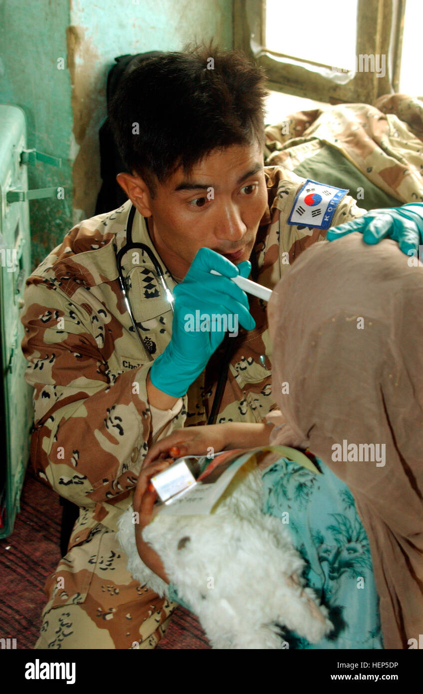 021103-A-4339E-029 A Republik der Korea Armee Sanitäter untersucht ein afghanischen Kind in dem Dorf Sayed, Afghanistan, am 3. November 2002.  Ärztliche und tierärztliche Personal aus den USA, der Republik Korea und der australischen Streitkräfte bieten kostenlose Behandlung im Rahmen der humanitären Hilfe Programme entwickelt, um die Menschen in Afghanistan zu helfen.  Das Ärzteteam der Koalition wurden mehr als 900 Afghanen für verschiedene Krankheiten. DoD-Foto von Sgt. Albert Eaddy, US-Armee.  (Freigegeben) Defense.gov News Foto 021103-A-4339E-029 Stockfoto