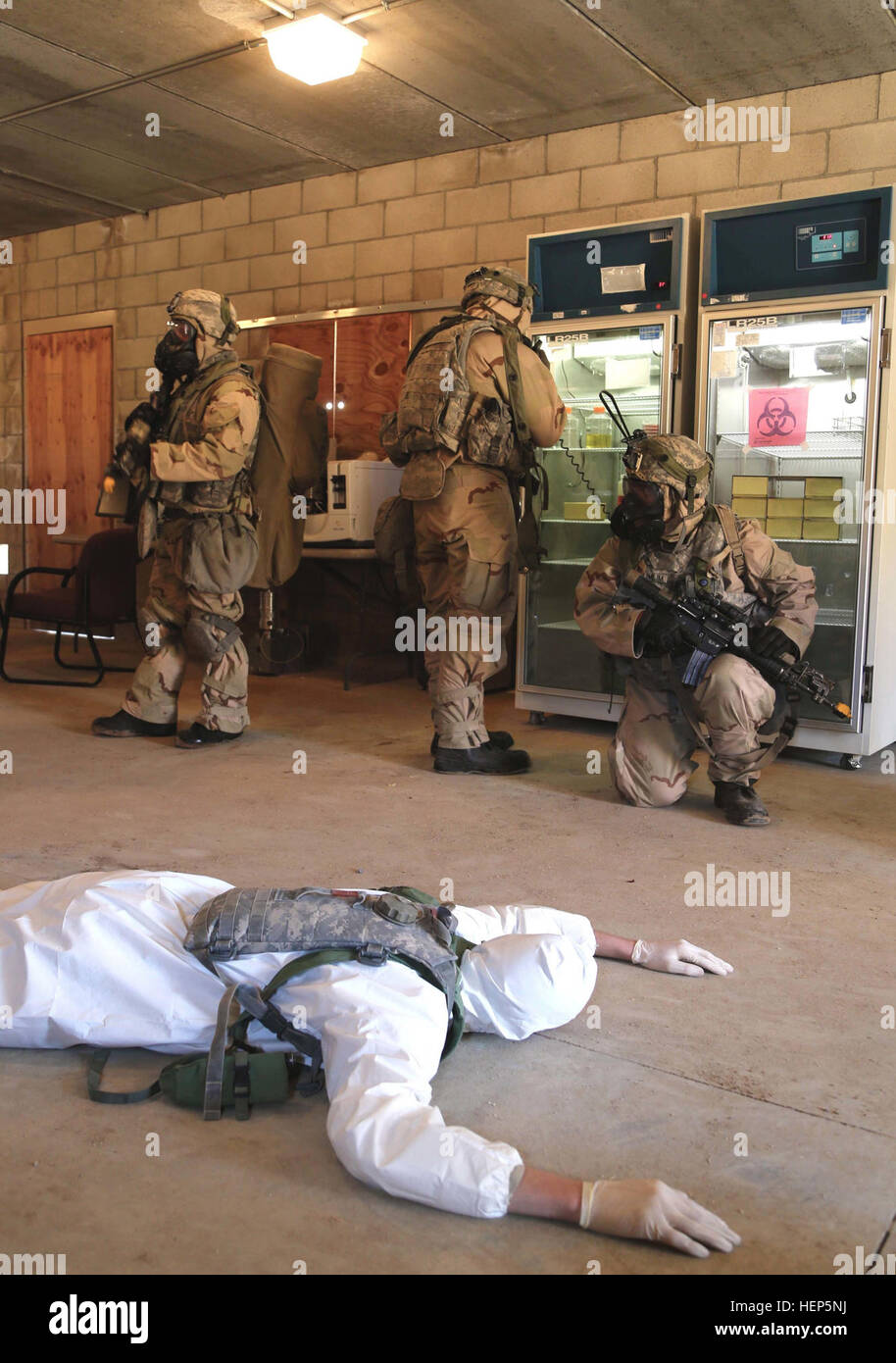 US-Armeesoldaten vom 1. Bataillon, 8. Kavallerie-Regiment, 2nd Armored Brigade Combat Team, 1. Bekämpfung Division, ziehen Sie Sicherheit rund um ein Angreifer während der entscheidenden Aktion Rotation 15-05 im National Training Center hier, 26. Februar 2015. Entscheidende Aktion Rotationen ermöglichen Einheiten, um ihre Mission wesentliche Aufgabe Liste (METL) in vollem Umfang wahrnehmen, die Kernkompetenzen der Armee unterstützt: flächendeckende Sicherheit und kombinierte Waffen-Manöver. (US Armee-Foto von Spc. Tammy Nooner/freigegeben) Entschlossenes Handeln 15-05 150226-A-TZ640-213 Stockfoto