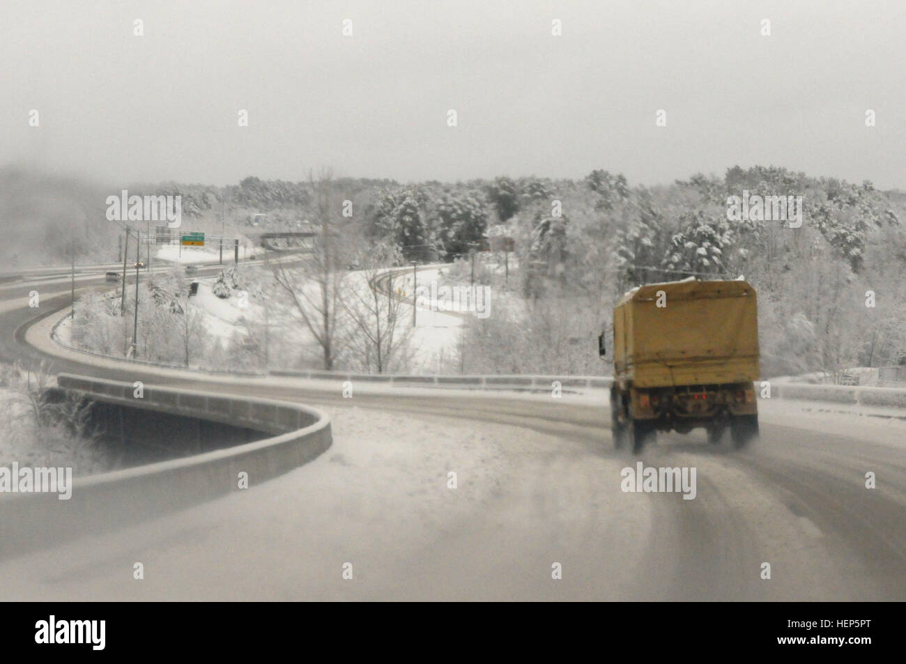 Ein Winter fangen Team patrouilliert, Interstate 85 25. Februar 2015. North Carolina Nationalgarde mobilisiert 96 Soldaten zur Unterstützung der Nord-Carolina Abteilung der Emergency Management für Antwort Bemühungen während der zwei Tage von Schnee und Eis, die North Carolina getroffen. (Foto: US Army National Guard Staff Sgt Brendan Stephens, 382nd Public Affairs Distanziertheit/freigegeben) North Carolina National Guard setzt zur Unterstützung der Winterstürme 150226-A-AS768-050 Stockfoto