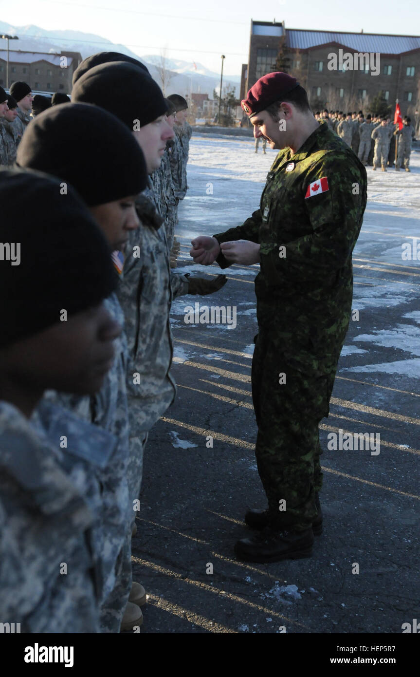 Warrant Officer Peter Filis, ein Sprung-Meister mit Prinzessin Patricias Canadian Light Infantry (PPCLI), kanadische Armee, präsentiert kanadische Sprung Flügel ein Fallschirmjäger aus der 4. Infantry Brigade Combat Team (Airborne), 25. Infanteriedivision während einer Flügel Austausch Zeremonie 26. Februar 2015, bei gemeinsamen Basis Elmendorf-Richardson, Alaska. Während der Zeremonie wurden Kanadier auch amerikanische Sprung Flügel verdient mit ihrer Partnerschaft Sprung am 24. Februar vorgestellt. (US Armee-Foto von Sgt. Brian Ragin/freigegeben) Spartaner fliegen hoch mit den nördlichen Nachbarn 150226-A-WX507-579 Stockfoto