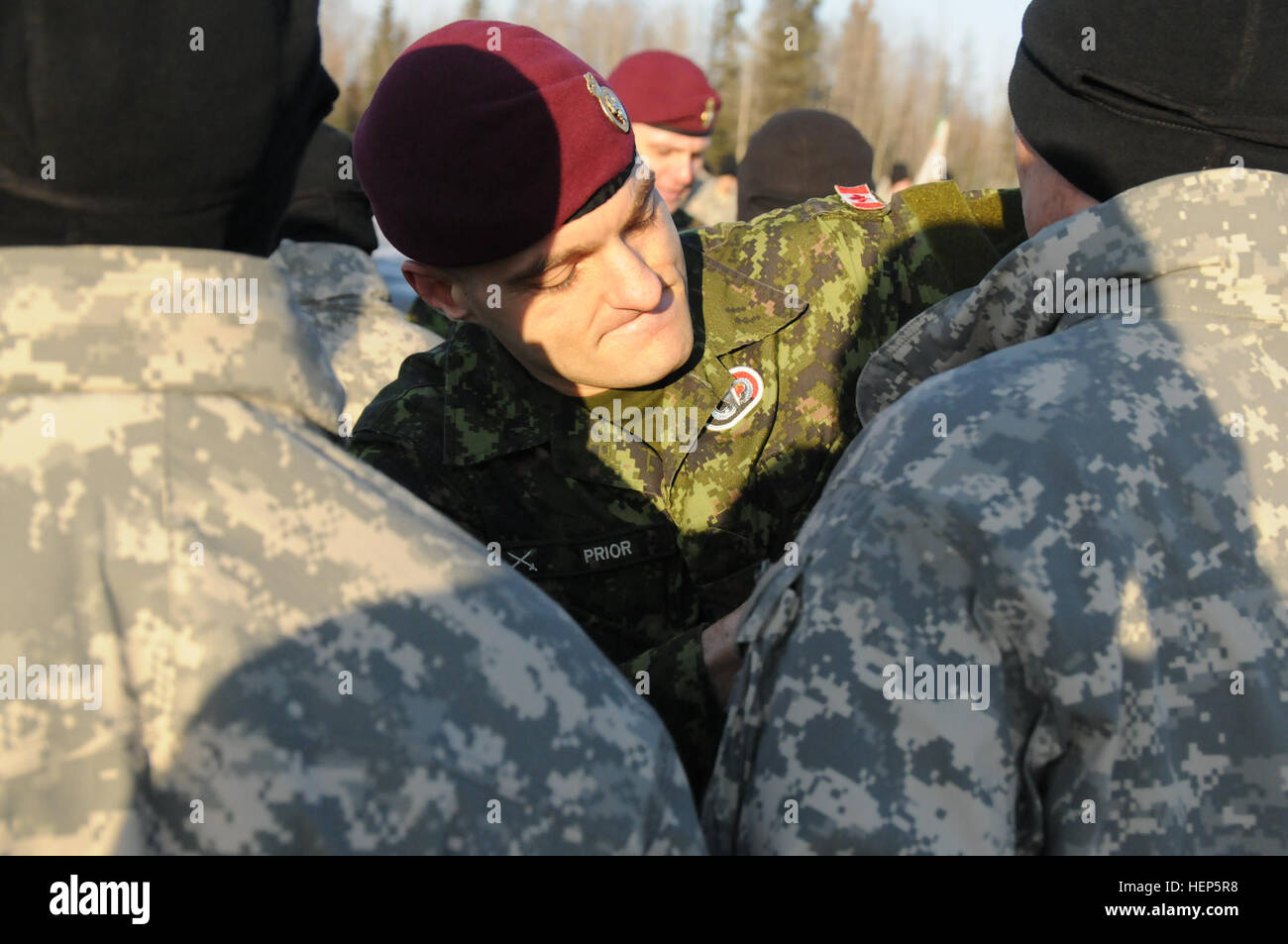 Jumpmasters mit Prinzessin Patricias Canadian Light Infantry (PPCLI), kanadische Armee, heutigen kanadischen springen Flügel, ein Fallschirmjäger aus der 4. Infantry Brigade Combat Team (Airborne), 25. Infanteriedivision während einer Flügel Austausch Zeremonie 26. Februar 2015, bei gemeinsamen Basis Elmendorf-Richardson, Alaska. Während der Zeremonie wurden Kanadier auch amerikanische Sprung Flügel verdient mit ihrer Partnerschaft Sprung am 24. Februar vorgestellt. (US Armee-Foto von Sgt. Brian Ragin/freigegeben) Spartaner fliegen hoch mit den nördlichen Nachbarn 150226-A-WX507-843 Stockfoto