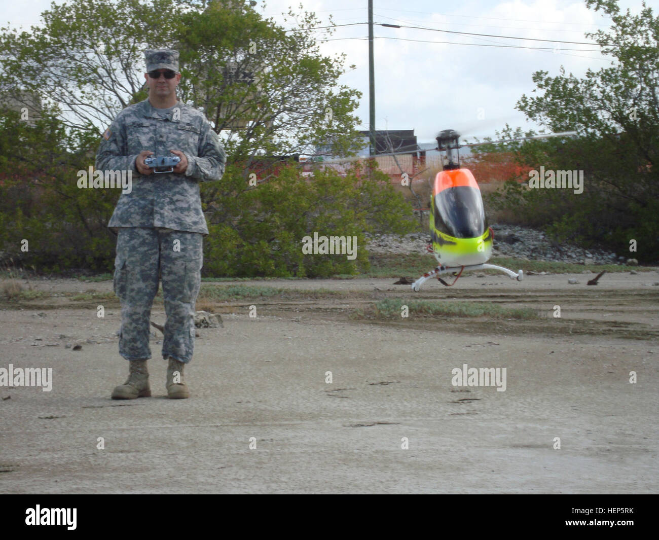 GUANTANAMO BAY auf Kuba – Armee Sgt. Charles Verax, Mitglied der 525th Military Police Battalion mit Joint Task Force Guantanamo fliegt Fernbedienung Hubschrauber um seine Fähigkeiten als Pilot während US Naval Station Guantanamo Bay, 5. September 2009 bereitgestellt zu erhalten. Verax hofft, seinen Helikopter Pilotenlizenz erlangen und schließlich zur Armee-Flug-Schule gehen. JTF Guantanamo führt sicher, humane, rechtliche und transparente Pflege und Obhut der Gefangenen, einschließlich der Militärkommission und die verurteilten bestellt von einem Gericht freigegeben. Die JTF führt Intelligenzansammlung, Analyse und dissemina Stockfoto