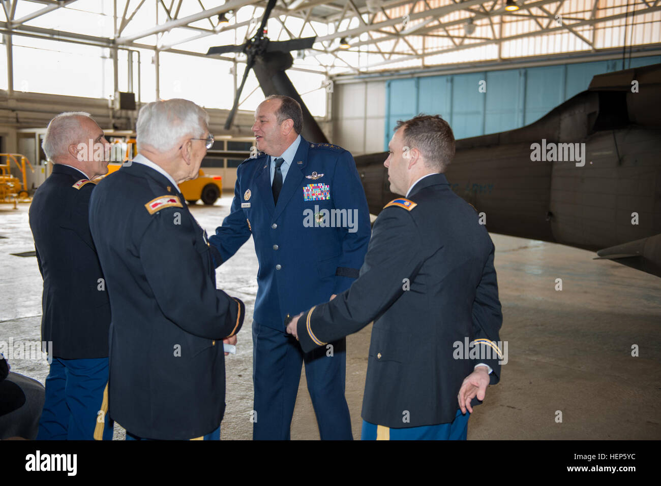 Treffen Sie von links nach rechts pensionierter Oberstleutnant der US Armee Gregory Wojtkun und pensionierte US Armee Oberst Walter Betley, 93, US Air Force General Philip M. Breedlove, Supreme Allied Commander Europe, bevor die Förderung-Zeremonie in den Rang eines Oberstleutnants der Generalmajor Karl Wojtkun, Kommandant, Supreme Headquarters Allied Powers in Europa Hubschrauber Flug ablösen, auf Chièvres Air Base, Chièvres, Belgien , 2. März 2015. Oberstleutnant Wojtkun und Oberst Betley sind der Vater und der Großonkel von Generalmajor Wojtkun. (US Army Foto von visuellen Informationen Spezialist Pierre-Etienne Courtejoie/freigegeben) Vete Stockfoto