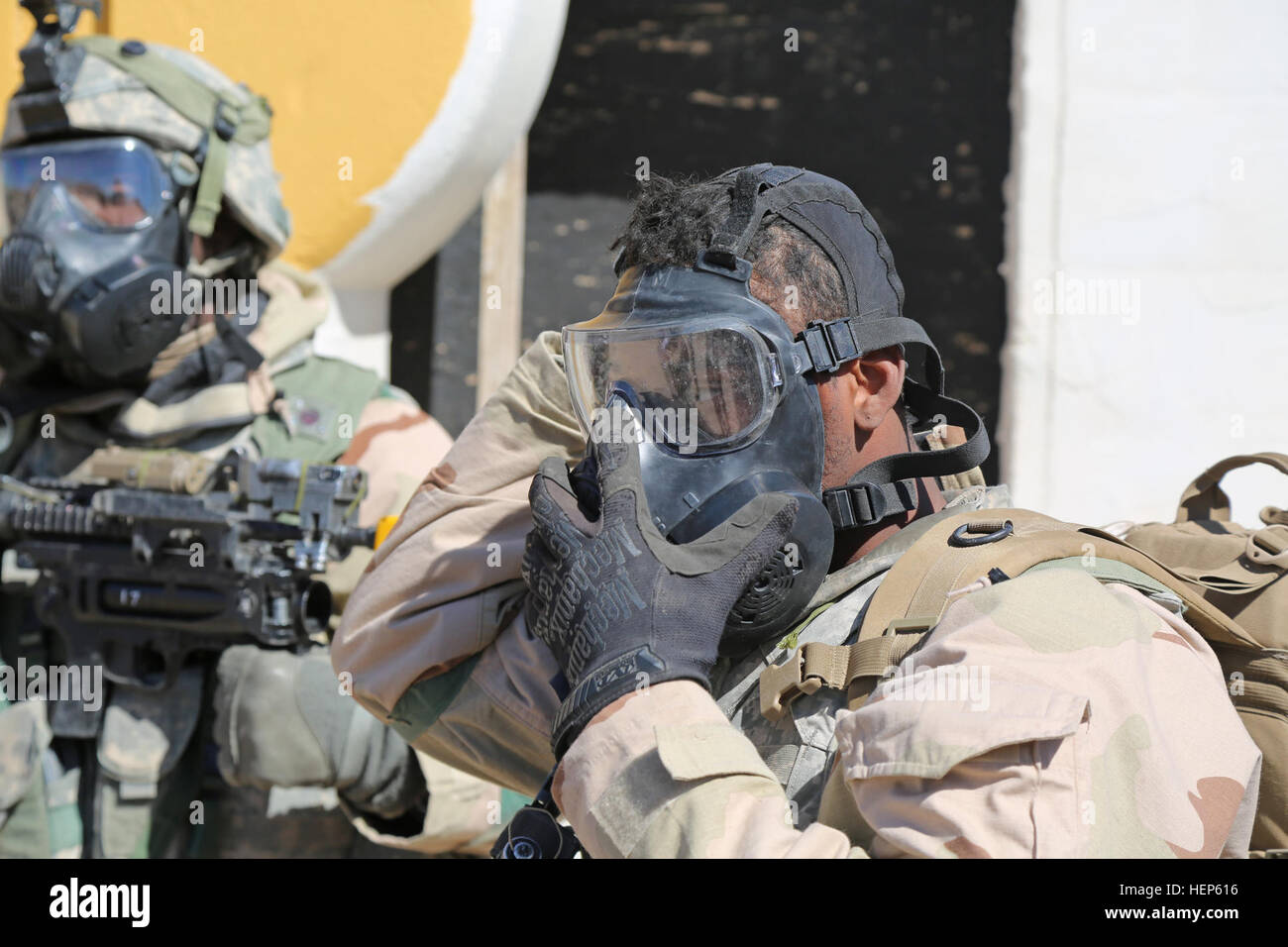 Ein Soldat der US-Armee von Bravo Company, 1. Bataillon, 8. Kavallerie-Regiment, 2nd Brigade Combat Team, 1. Kavallerie-Division, passt seine Maske während der entscheidenden Aktion Rotation 15-05 im National Training Center in Fort Irwin, Kalifornien, 3. März 2015. Entscheidende Aktion Rotationen sind auf eine adaptive Feind in einem komplexen Umfeld ausgerichtet. (US Armee-Foto von Sgt. Charles Probst/freigegeben) Gas, Gas, Gas 150303-A-FG114-151 Stockfoto