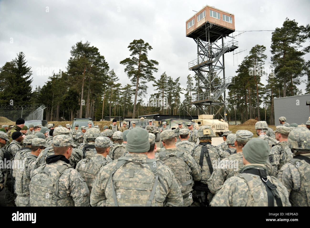 US Army Fallschirmjäger der 173. Luftlandebrigade und Soldaten von 411th gepanzerten Ingenieure des niederländischen Heeres zugewiesen führen ein Pre-mission Briefing für eine kombinierte defensive Leben Feuer Übung 6. März 2015, bei der 7. Armee gemeinsame Multinational Training Command in Grafenwöhr, Deutschland. Der 173rd Airborne trainiert regelmäßig neben NATO-Truppen um Interoperabilität zu erhöhen und das Bündnis stärken. (US-Armee Foto von visuellen Informationen Spezialist Markus Rauchenberger/freigegeben) 173rd Airborne Brigade in Grafenwöhr 150306-A-BS310-049 Stockfoto