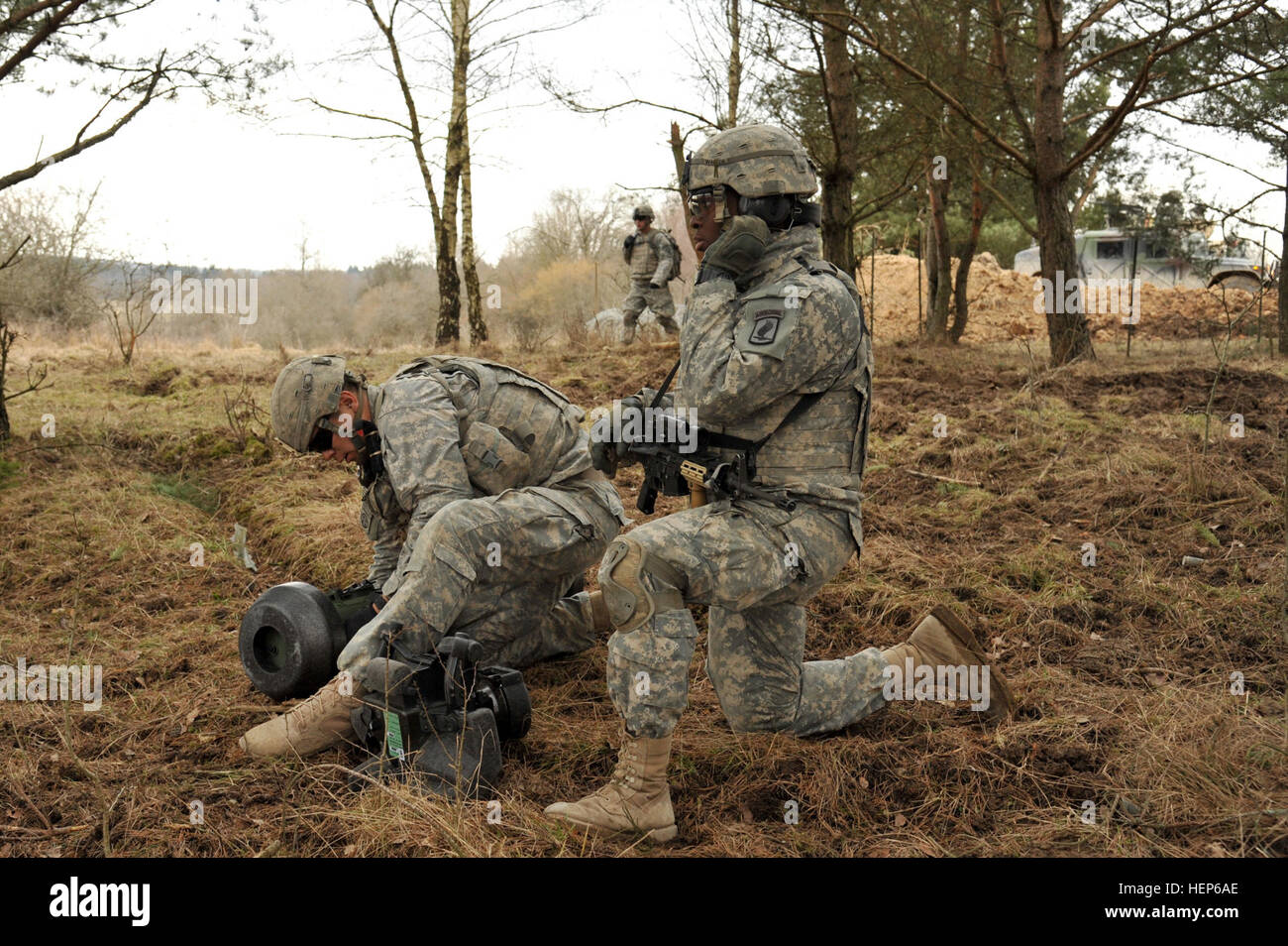 US Army Fallschirmjäger, Firma A zugewiesen, 173rd Airborne Brigade spezielle Truppen Bataillon bereit eine Javelin-Waffensystem während einer kombinierten defensive Leben Feuer Übung 6. März 2015, bei der 7. Armee gemeinsame Multinational Training Command in Grafenwöhr, Deutschland. Fallschirmjäger von der 173. Luftlandebrigade und Niederländisch Pioniere aus 411th gepanzerten Ingenieure des niederländischen Heeres beteiligte sich an der kombinierten defensive Übung zur Förderung von Interoperabilität und Stärkung des NATO-Bündnisses. (US-Armee Foto von visuellen Informationen Spezialist Markus Rauchenberger/freigegeben) 173rd Airborne Brigade an Stockfoto