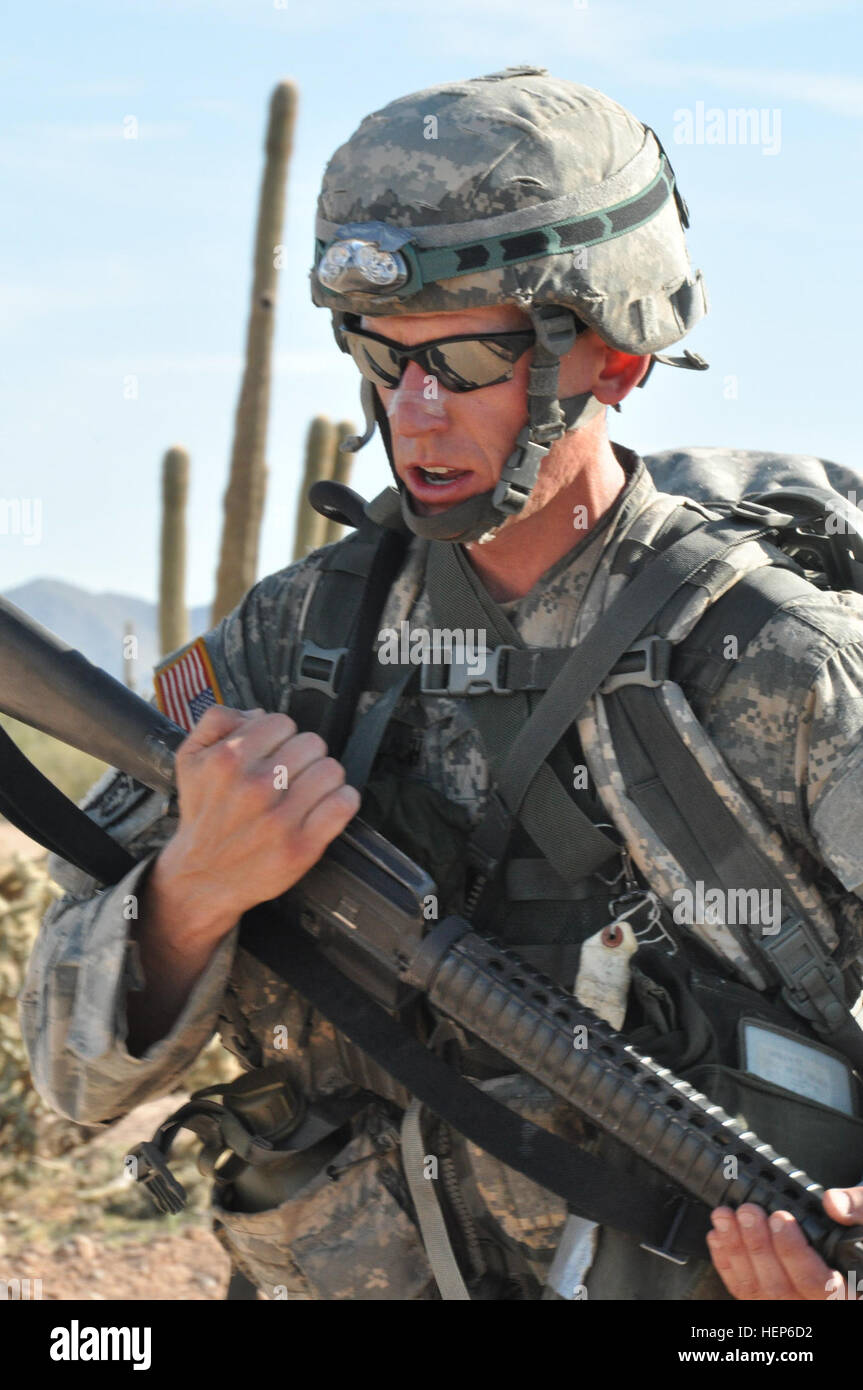 Ein zeitgesteuerter 12-Meilen langer Marsch mit Waffe und medizinische Rucksack gipfelt die einwöchige Schulung. Hier ist Captain Karl D. Granroth, Arizona National Guard, der erste, der die Ziellinie überqueren. Er tat dies in weniger als 2,5 Stunden. Arizona National Guard beherbergt Elite medizinische Ausbildung 380317 Stockfoto