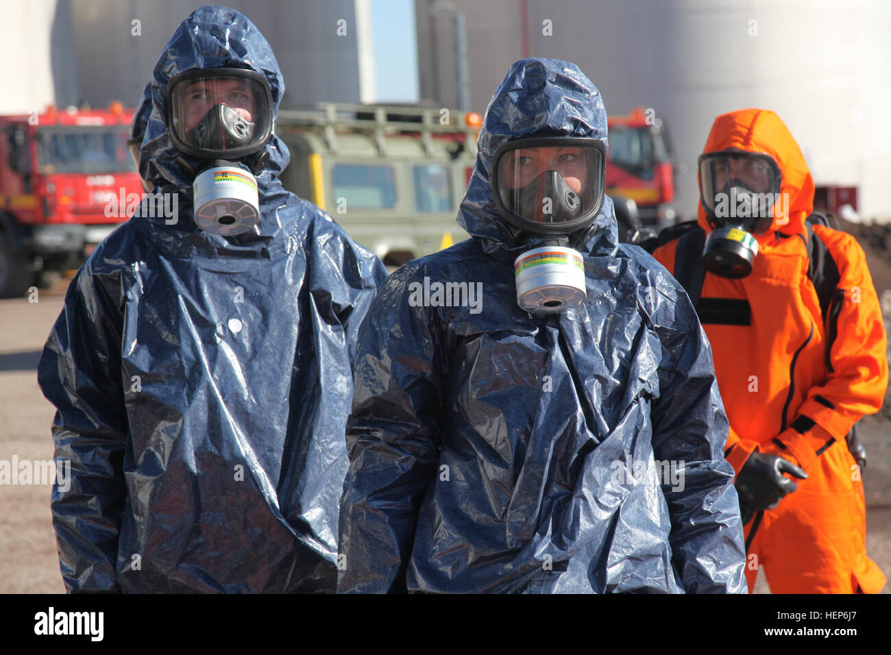 Mitglieder der spanischen Notfall Militäreinheit teilnehmen im Ausland Konsequenz Mitigation Verwaltungsvorgänge 10. März 2015, während ihre jährliche Serie GAMMA-Übung, DAIMIEL 2015. Eine joint Task Force der US Navy Matrosen von Task Force 68 bei Naval Station Rota, Spanien, US-Armeesoldaten aus der 7. zivilen Support Command in Kaiserslautern, Deutschland, und das Personal von der US Air Force umfasste auch nahmen an der Übung, die auf humanitäre Hilfe und Katastrophenhilfe konzentriert. TF68; 7. CSC Soldaten teilnehmen in Spanien Disaster Response Übung Daimiel 15 150310-A-NP785-19 Stockfoto