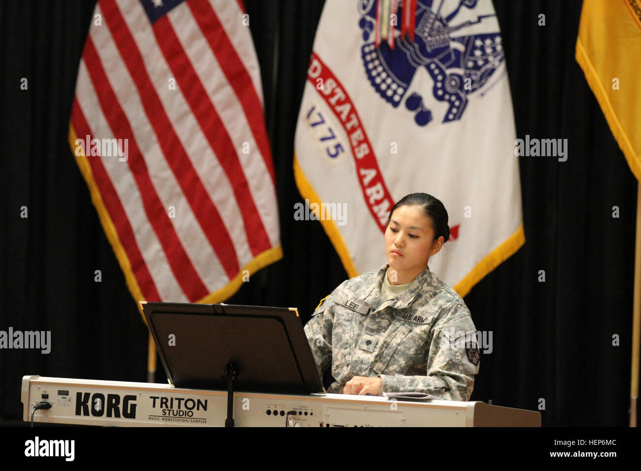 Soldat der 1st Armored Division, 15th Sustainment Brigade, spielt Klaviermusik für die Teilnehmer in Fort Bliss, Texas, am 11. März 2015, während der National Women’s History Month Zeremonie, die von der Division Artillery veranstaltet wird, und würdigt Beiträge und Dienste für Frauen in der Armee. Stockfoto